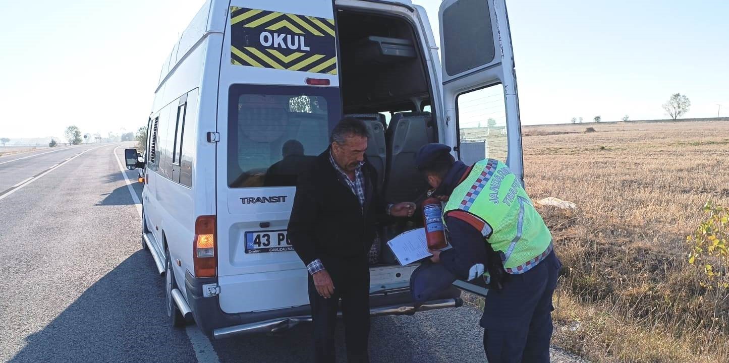 Kütahya Jandarma Trafik Timleri, okul servis araçlarını denetledi
