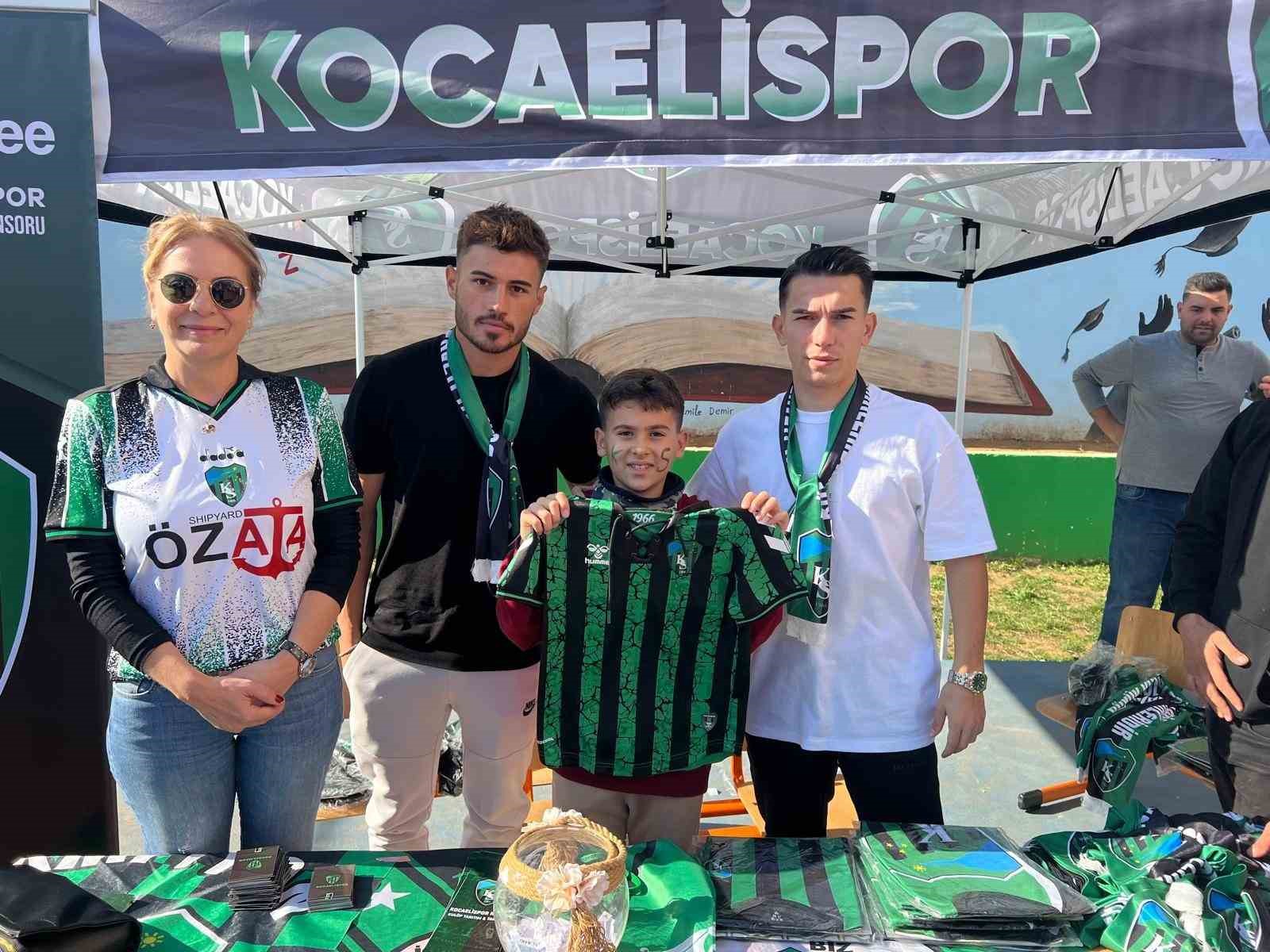 Kocaelisporlu futbolcular öğreniciler ile bir araya geldi
