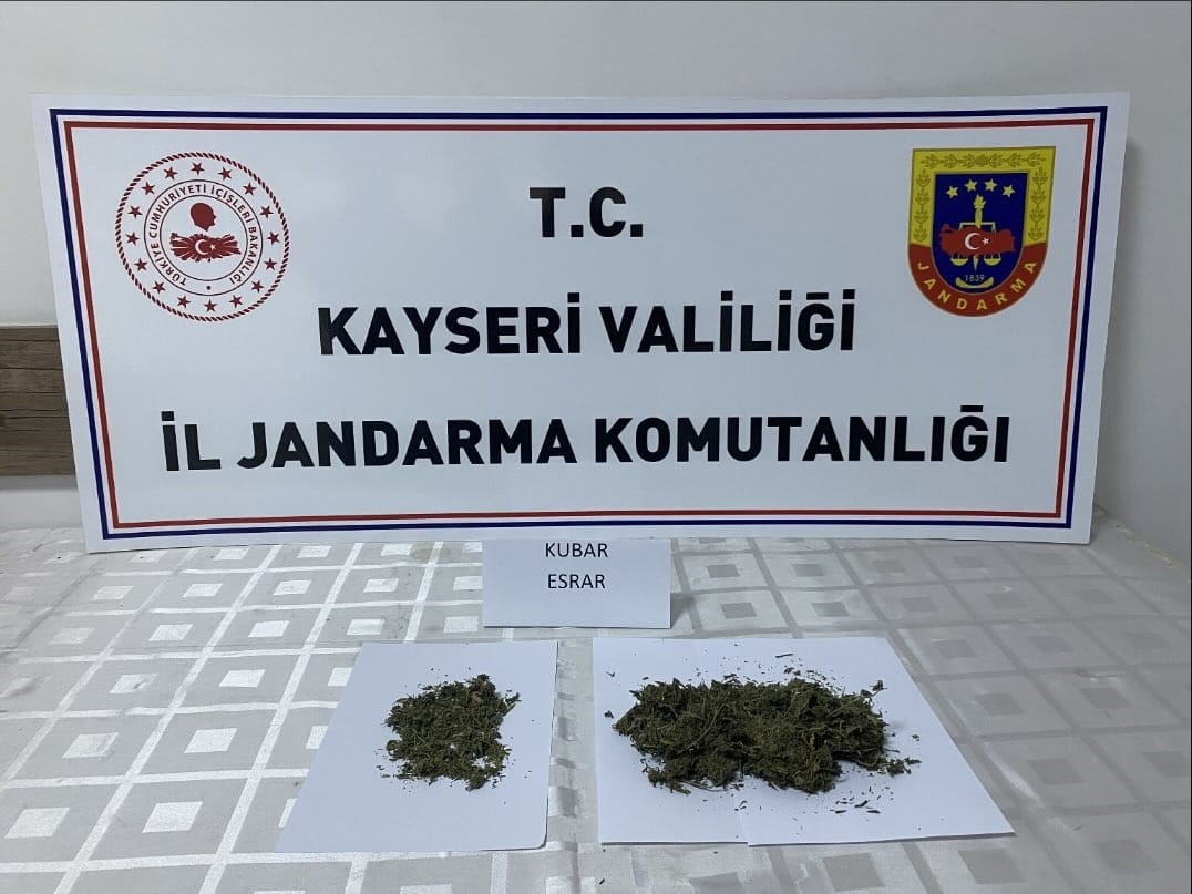 Ayakkabıya gizlenmiş 1 kilo uyuşturucu bulundu
