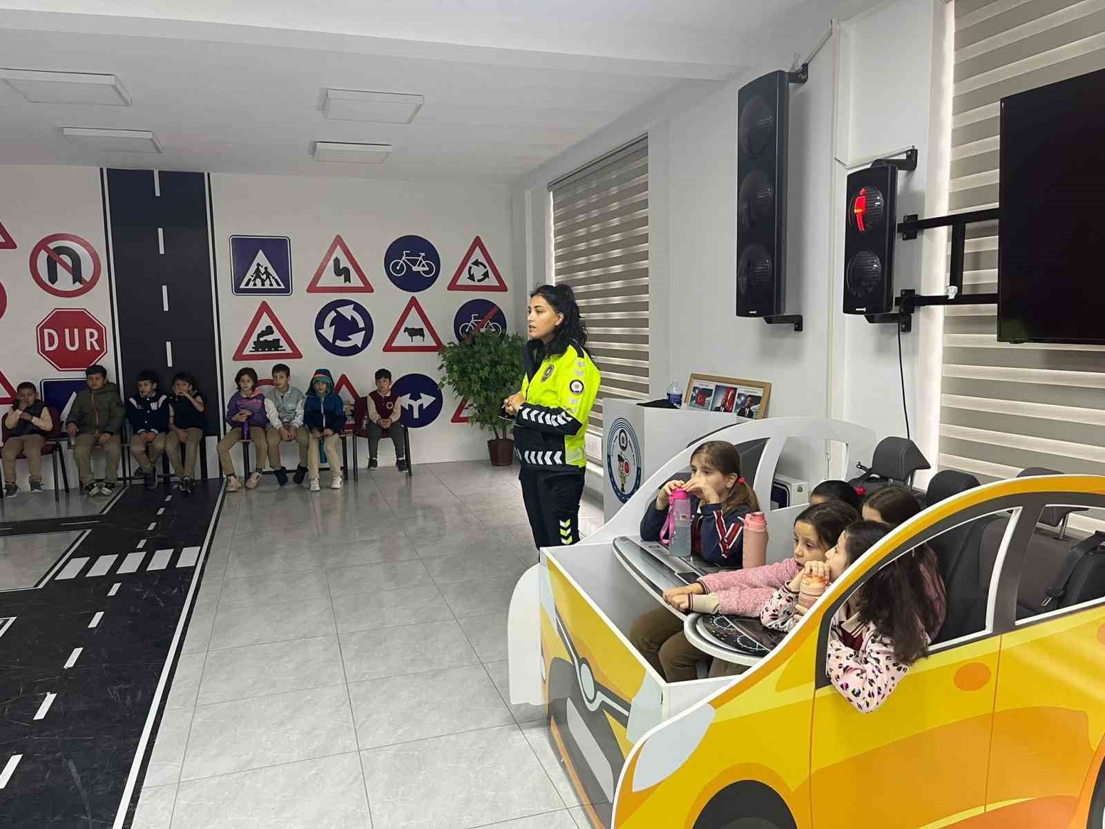 Öğrenciler trafik kurallarını öğreniyor
