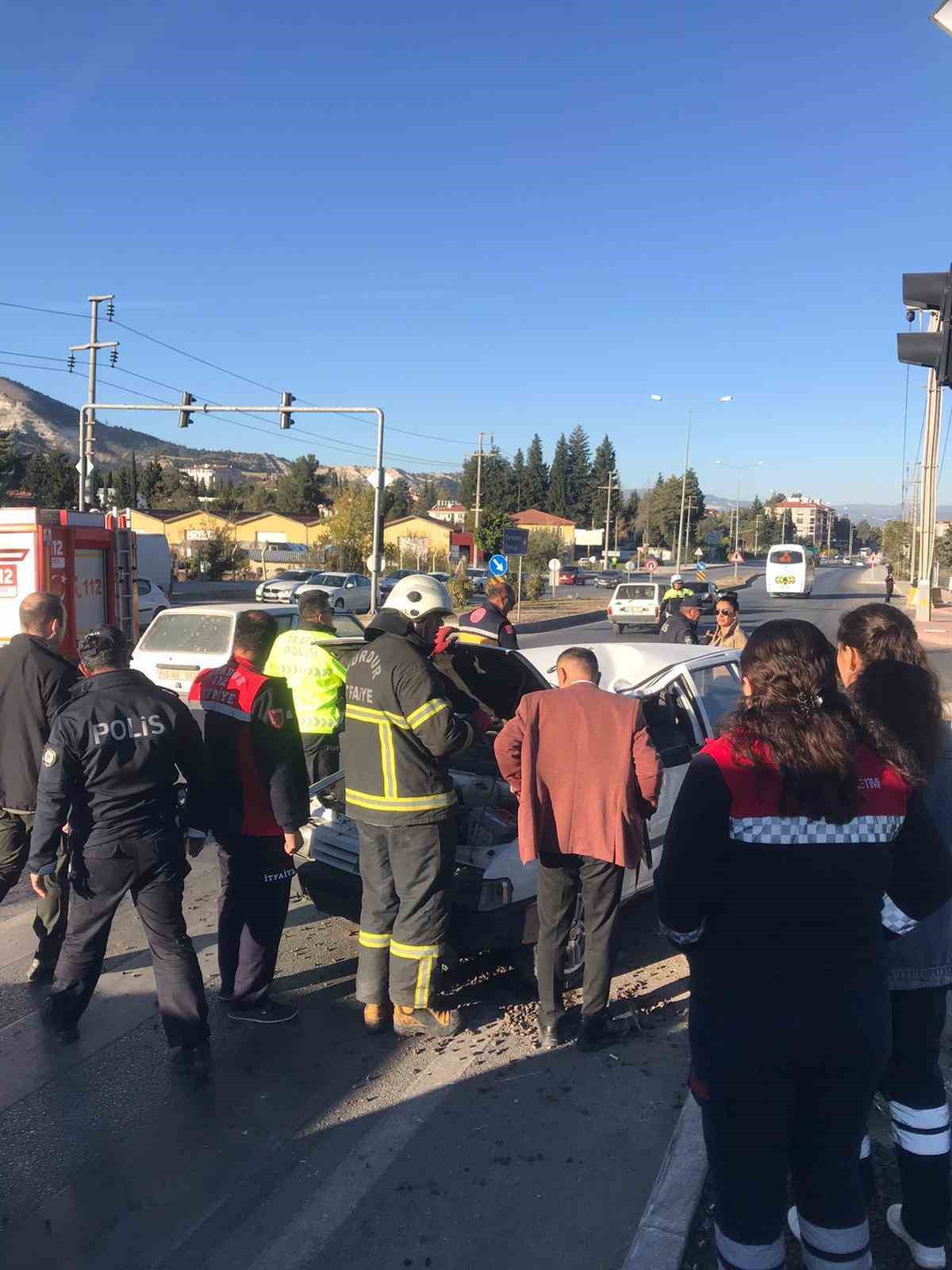 Kontrolden çıkan otomobil elektrik direğine çarptı: 1 yaralı
