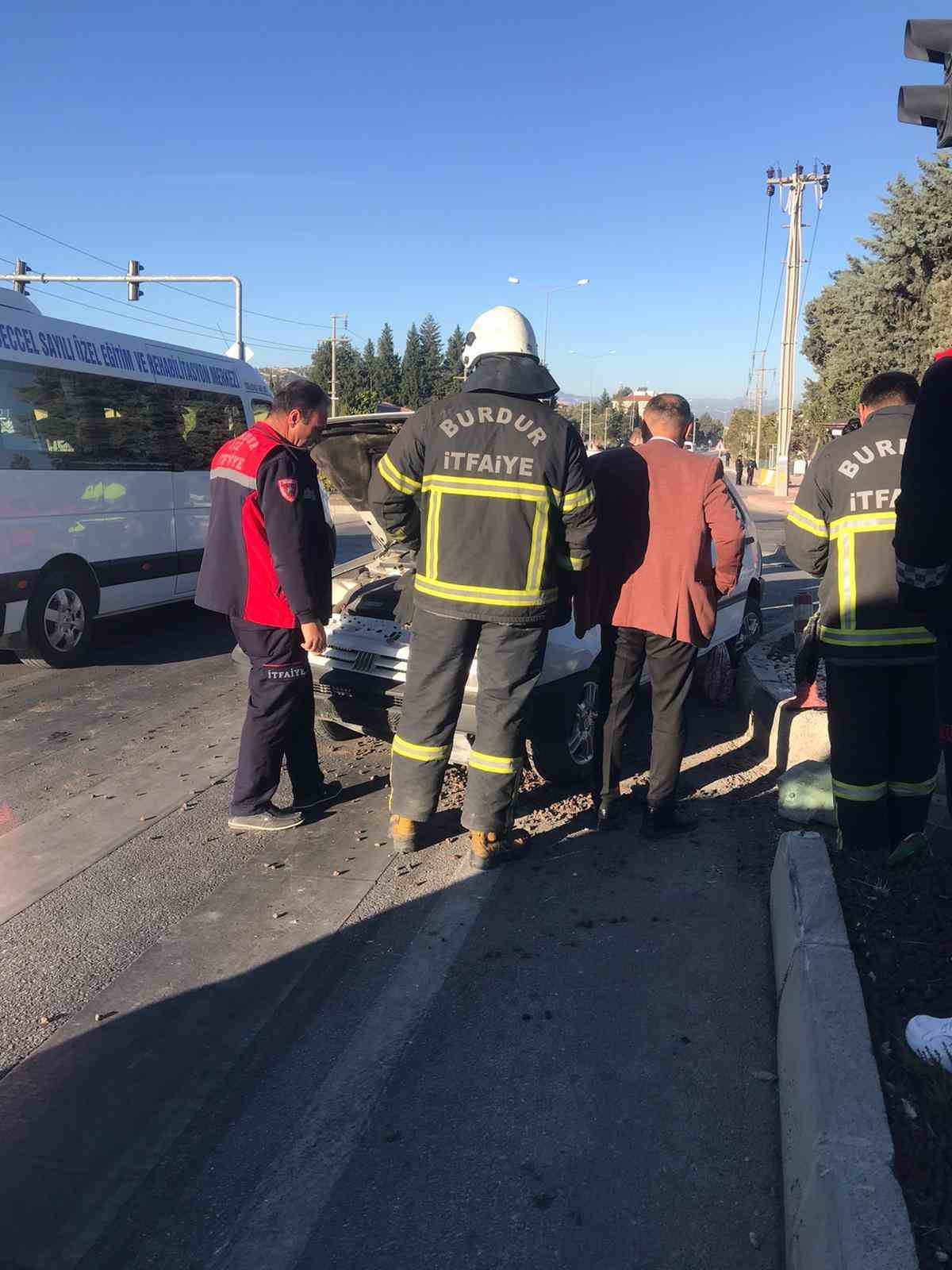 Kontrolden çıkan otomobil elektrik direğine çarptı: 1 yaralı
