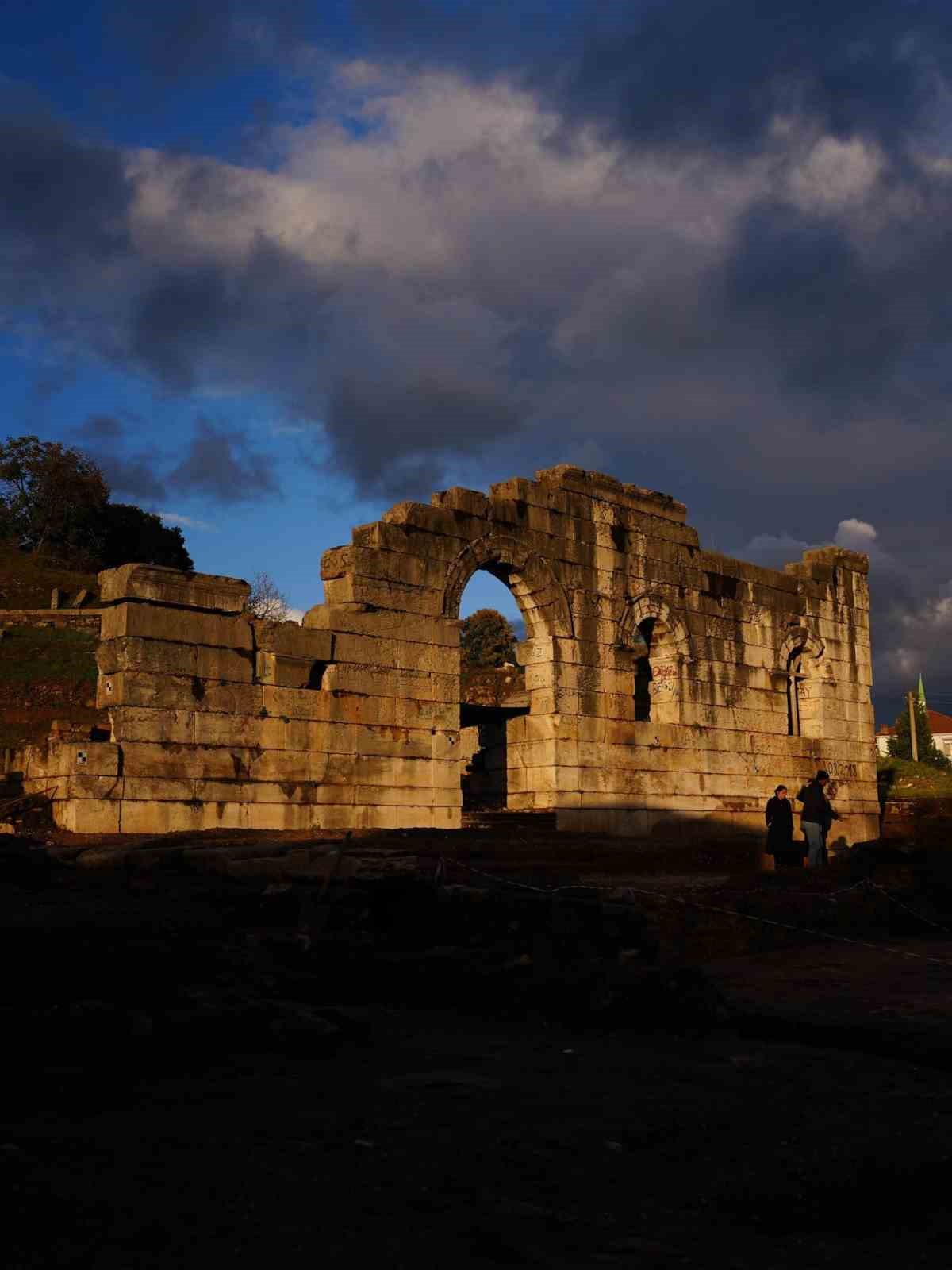 Antik kentteki son çalışmaları Başkan Özlü inceledi
