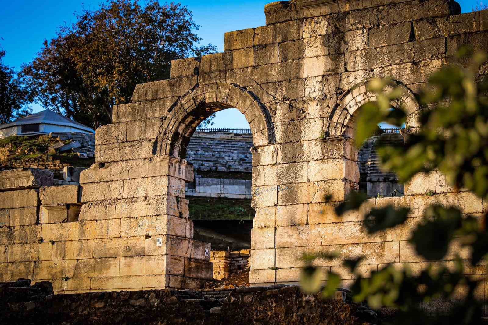 Antik kentteki son çalışmaları Başkan Özlü inceledi
