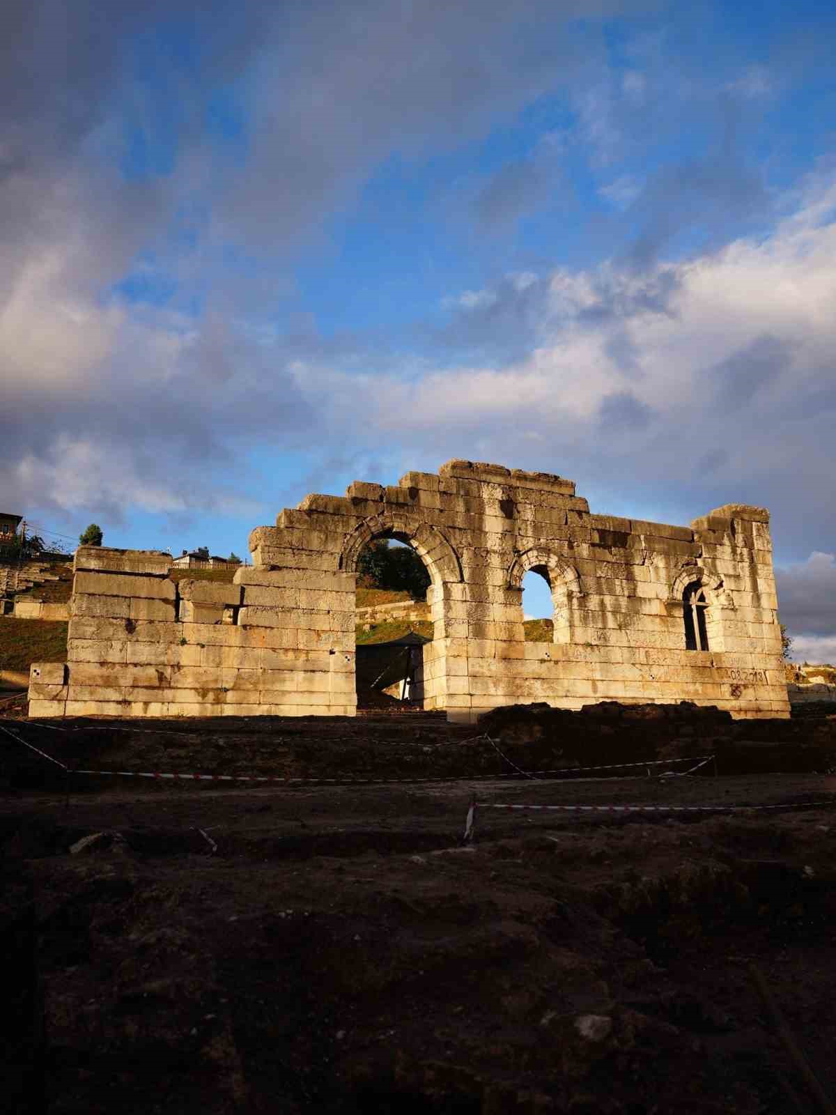 Antik kentteki son çalışmaları Başkan Özlü inceledi
