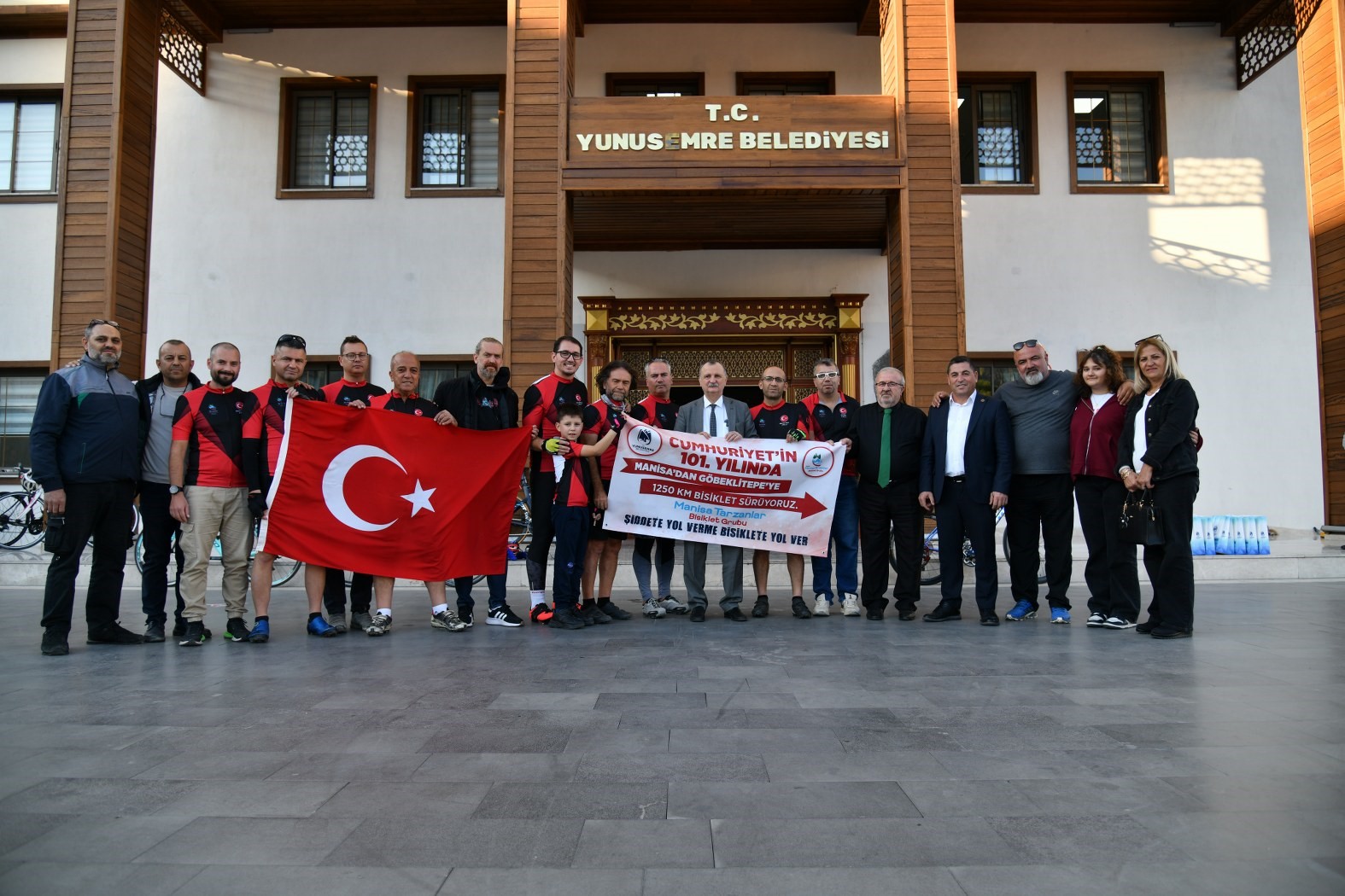 Şiddet olaylarına dikkat çeken sporcular bin 250 kilometre pedal çevirecek
