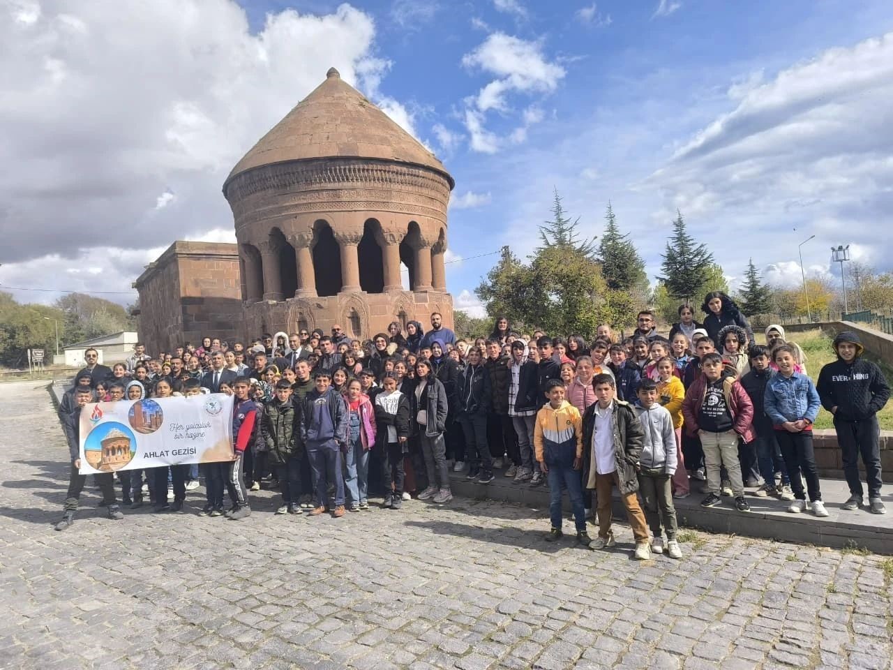 Bulanıklı öğrenciler Ahlat’ı gezdi
