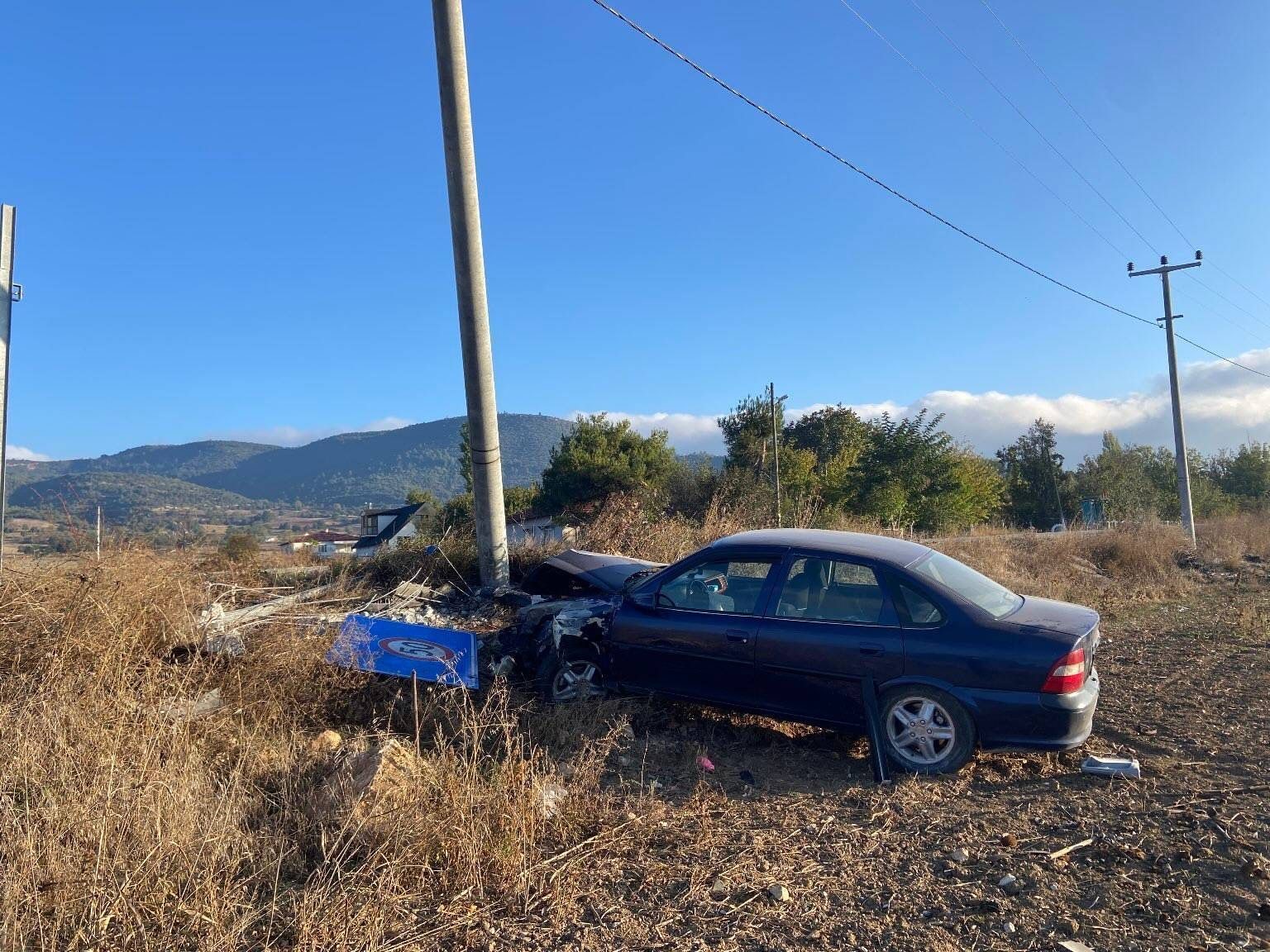 Bilecik’te tarlaya uçan araç hem elektrik direğine hem de hız sınırı tabelasına çarparak durabildi
