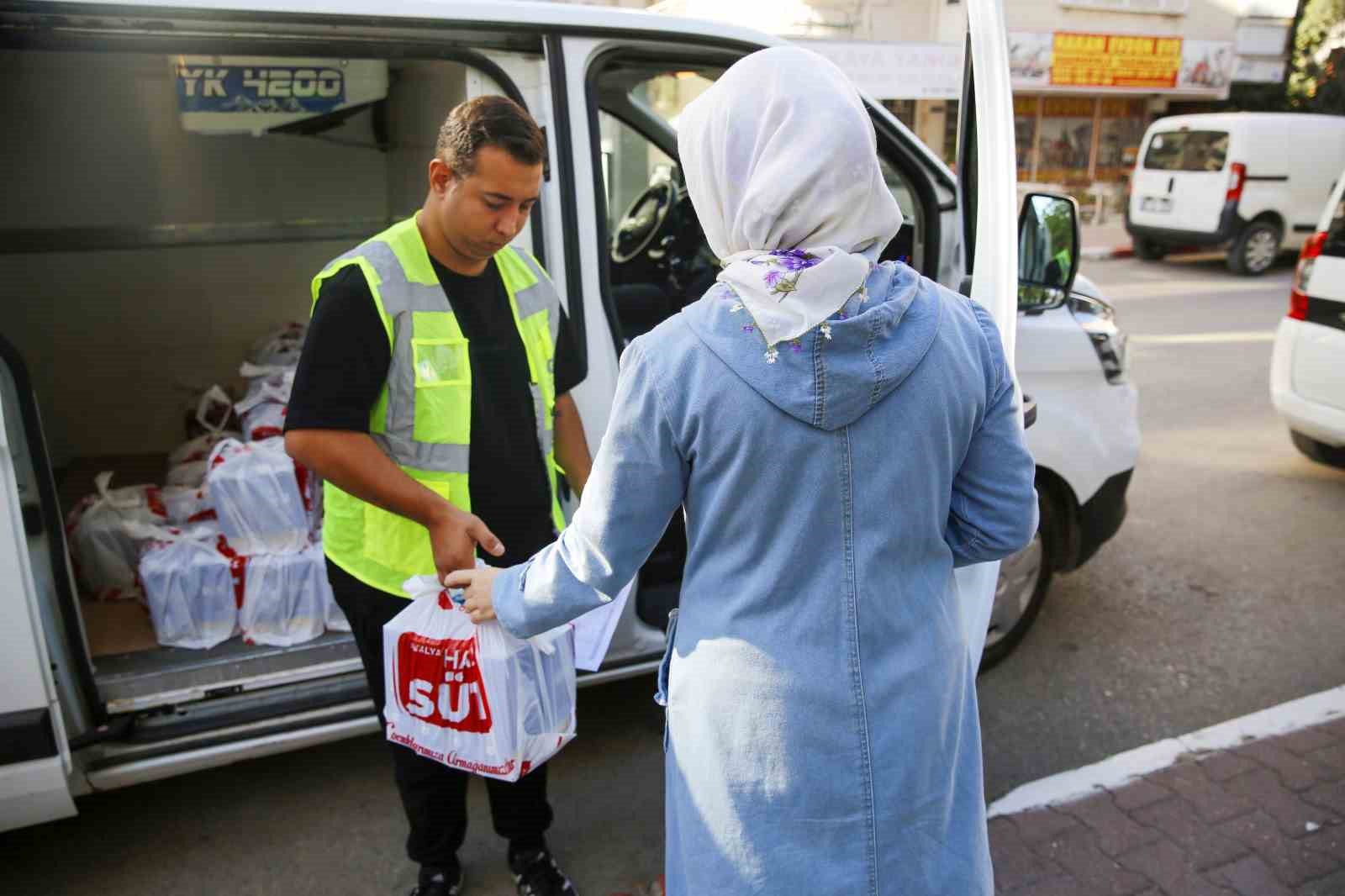 Antalya’da her ay 8 bin aileye süt desteği
