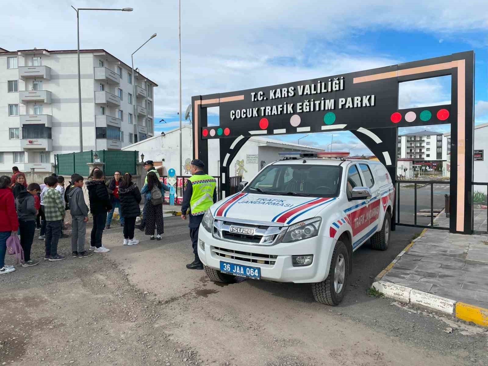 Kars’ta Jandarma Trafik Eğitim Parkı’nda öğrencilere eğitim verdi
