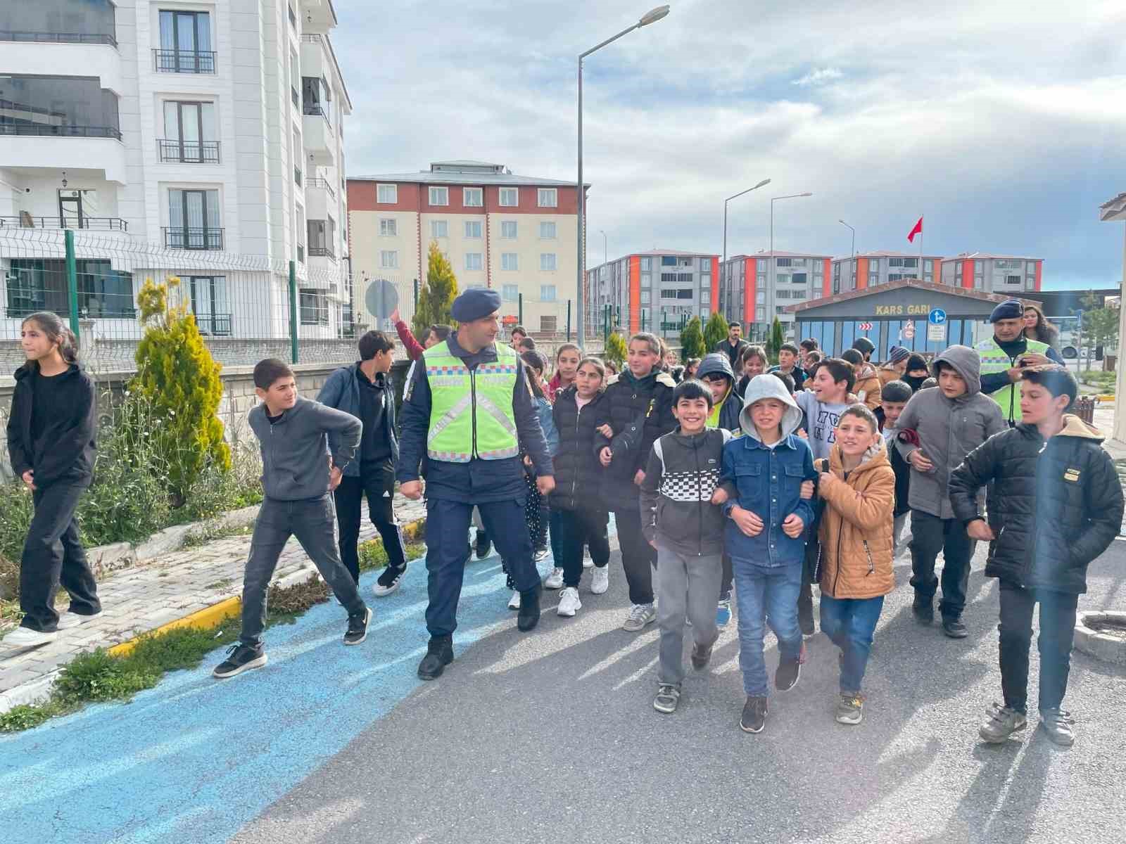 Kars’ta Jandarma Trafik Eğitim Parkı’nda öğrencilere eğitim verdi
