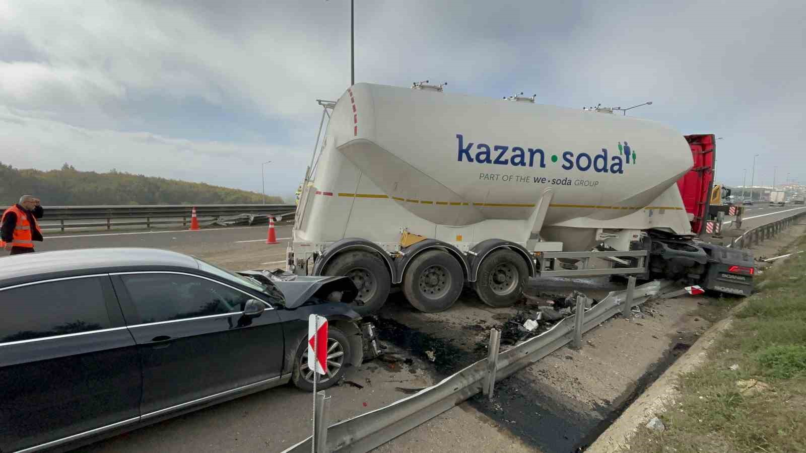 TEM’de karşı şeride geçen tanker ortalığı karıştırdı: 2 yaralı
