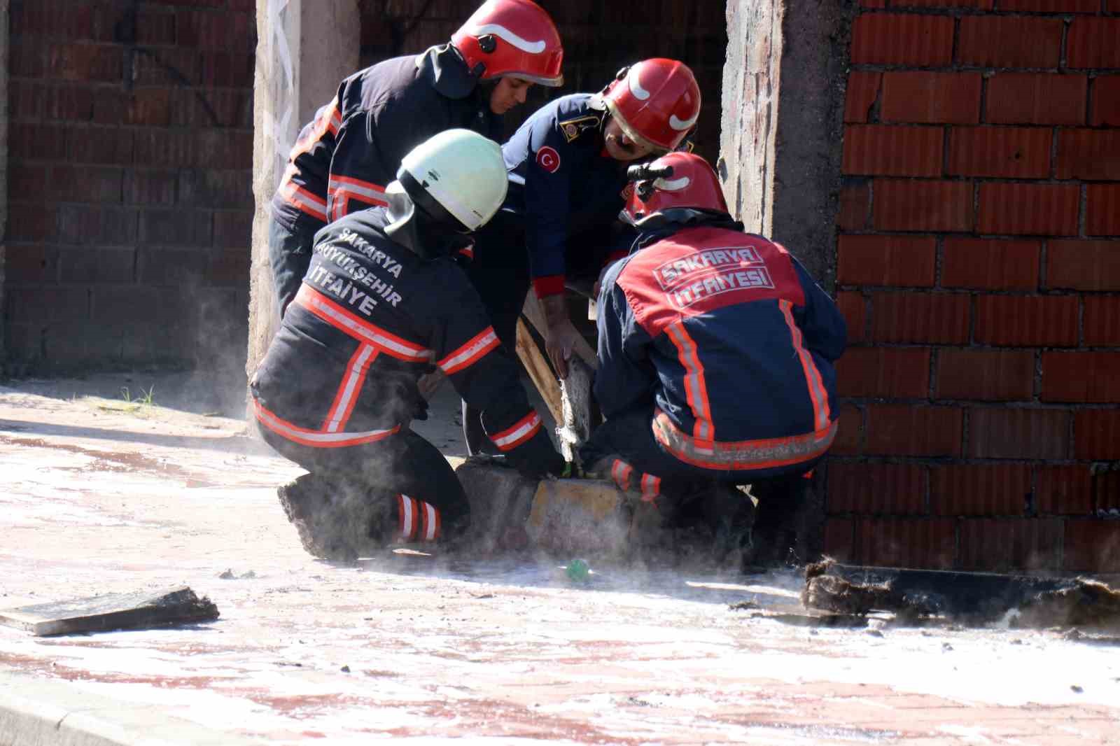 Metruk yapıda çıkan yangın doğalgaz borusunu patlattı
