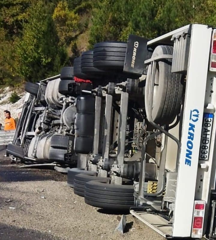 Kontrolden çıkan tır devrildi, sürücüsü yaralandı
