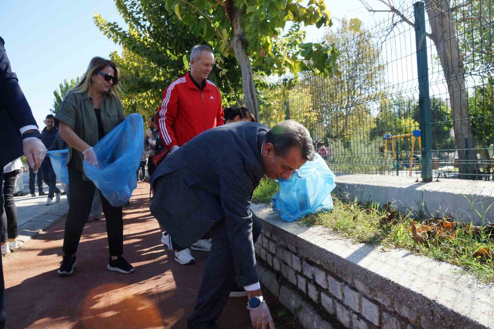 Eldivenleri giydi, çöp topladı, çevre temizliğine dikkat çekti
