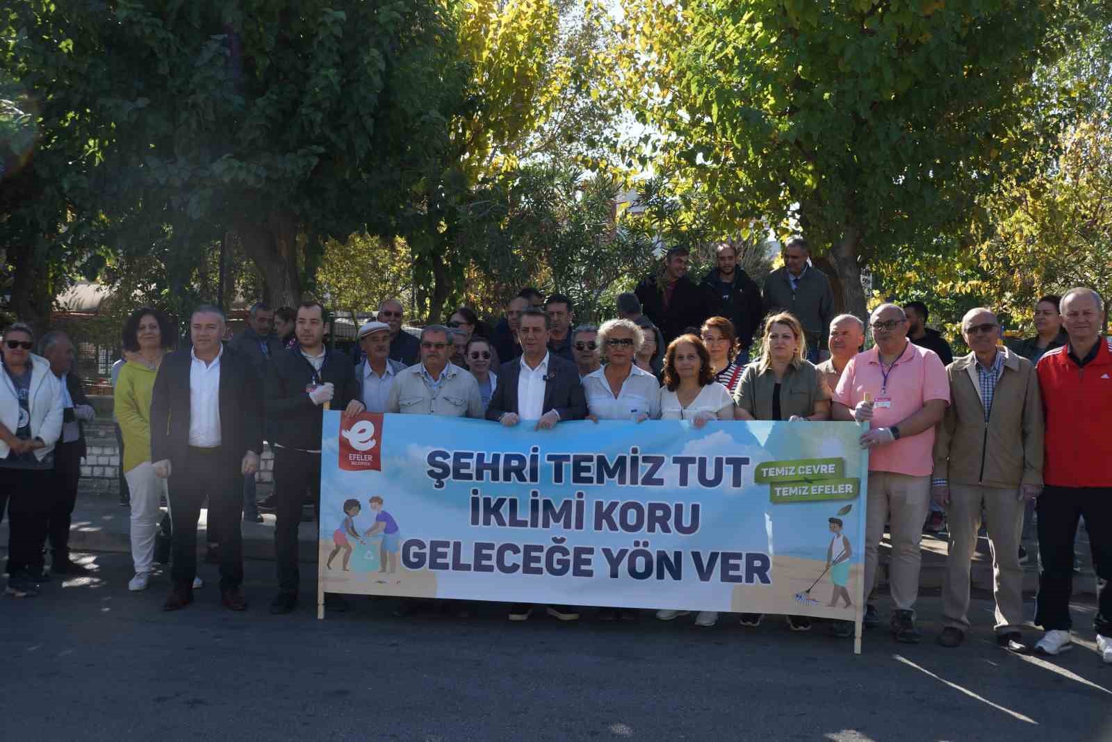 Eldivenleri giydi, çöp topladı, çevre temizliğine dikkat çekti
