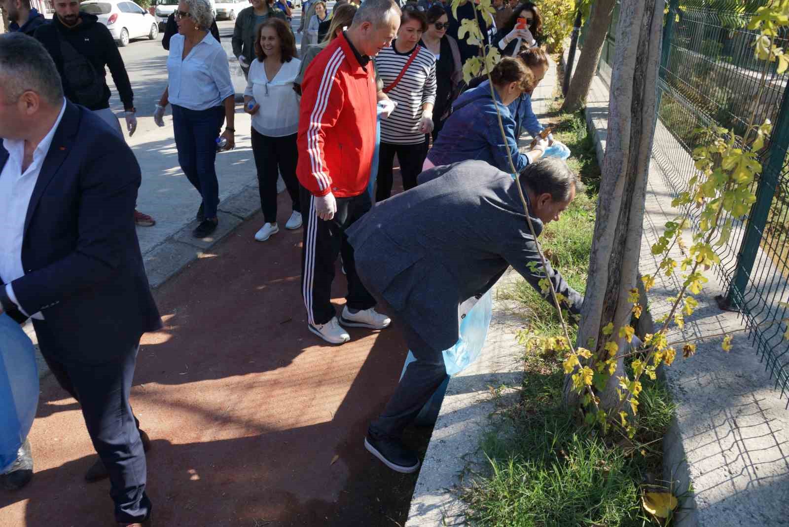 Eldivenleri giydi, çöp topladı, çevre temizliğine dikkat çekti
