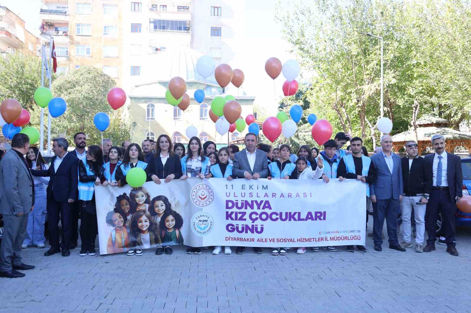 Diyarbakır’da 100 kız çocuğu farkındalık için yürüyüş yapıp gökyüzüne balon bıraktı
