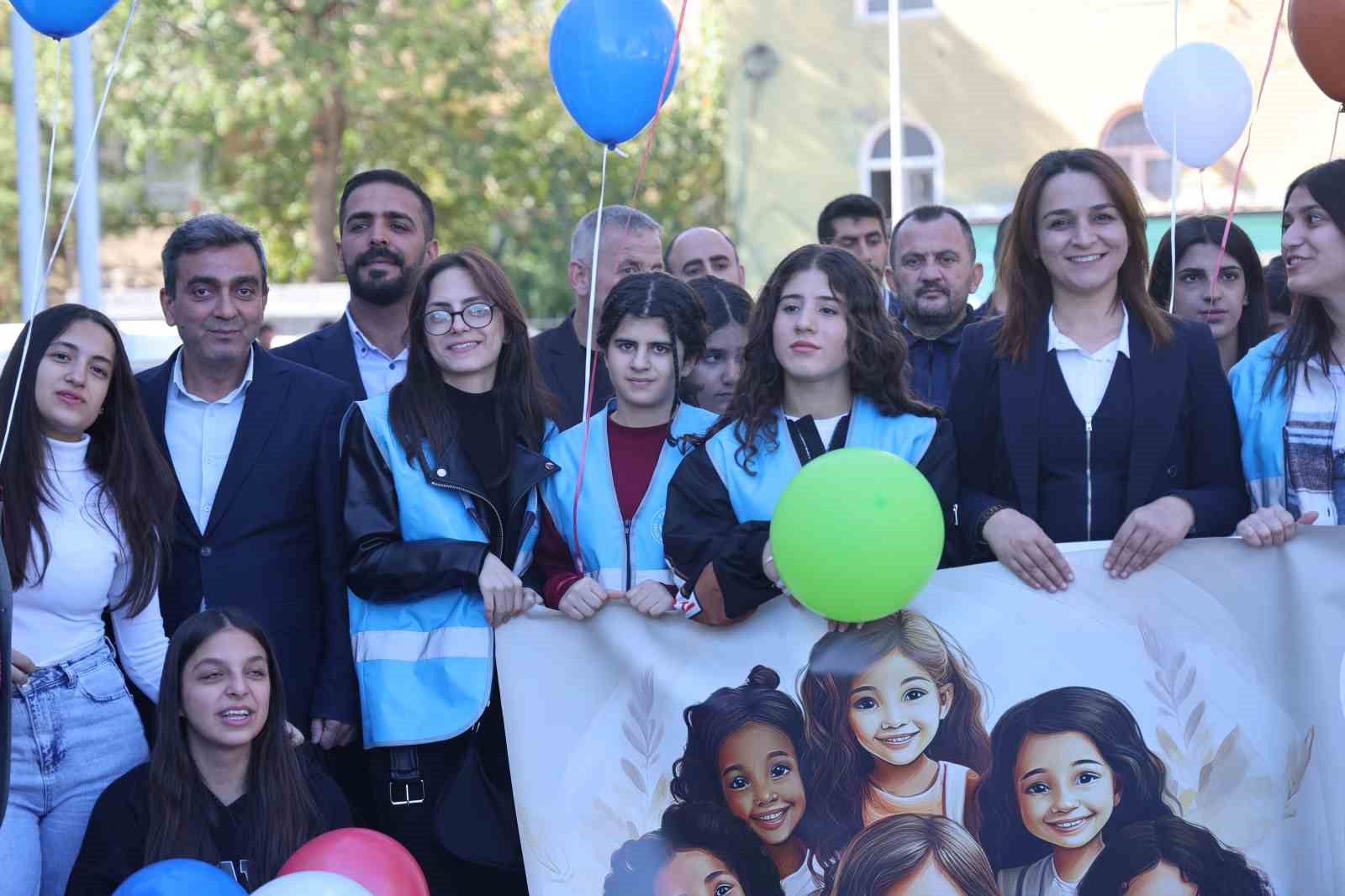 Diyarbakır’da 100 kız çocuğu farkındalık için yürüyüş yapıp gökyüzüne balon bıraktı
