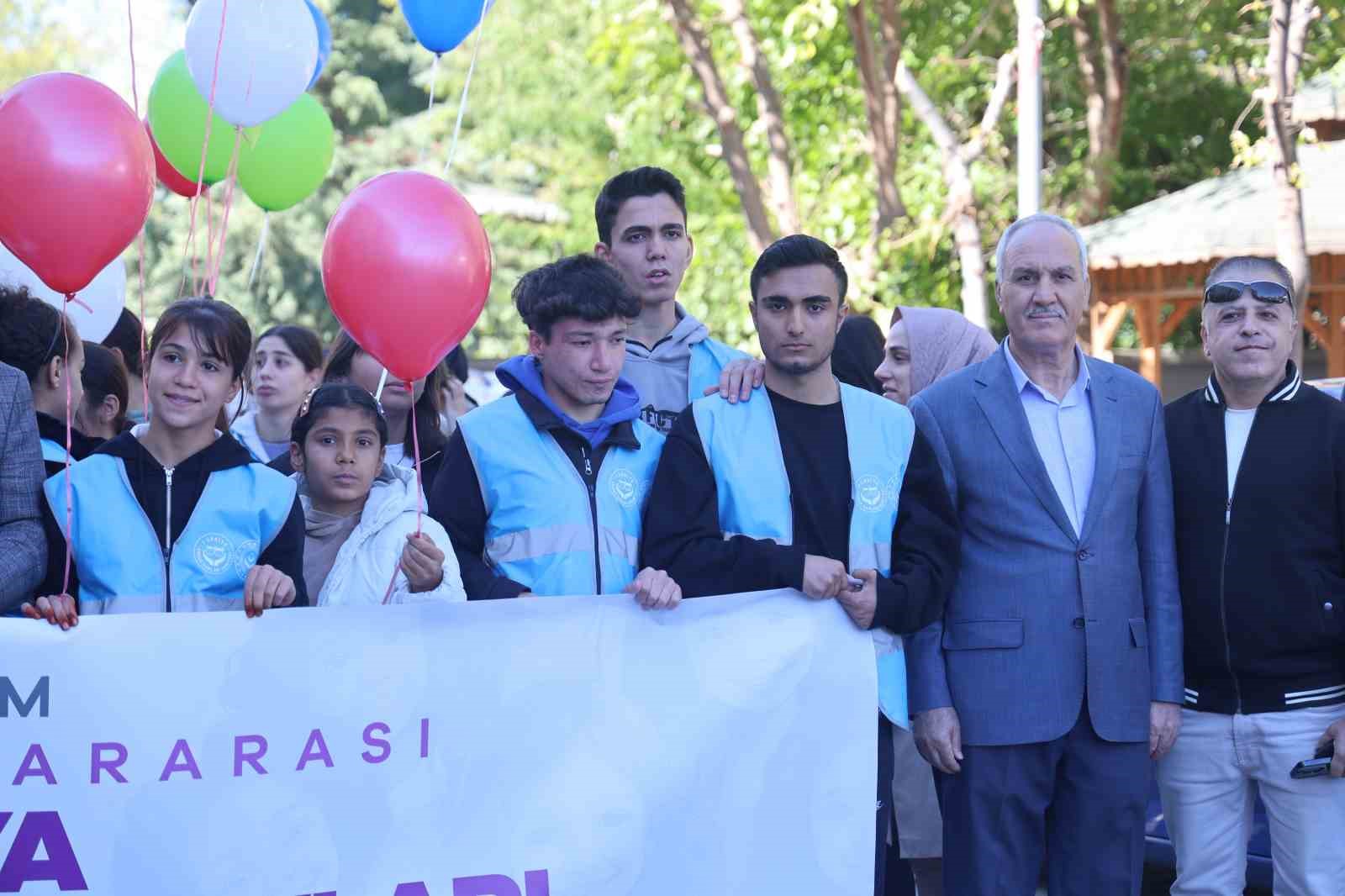 Diyarbakır’da 100 kız çocuğu farkındalık için yürüyüş yapıp gökyüzüne balon bıraktı
