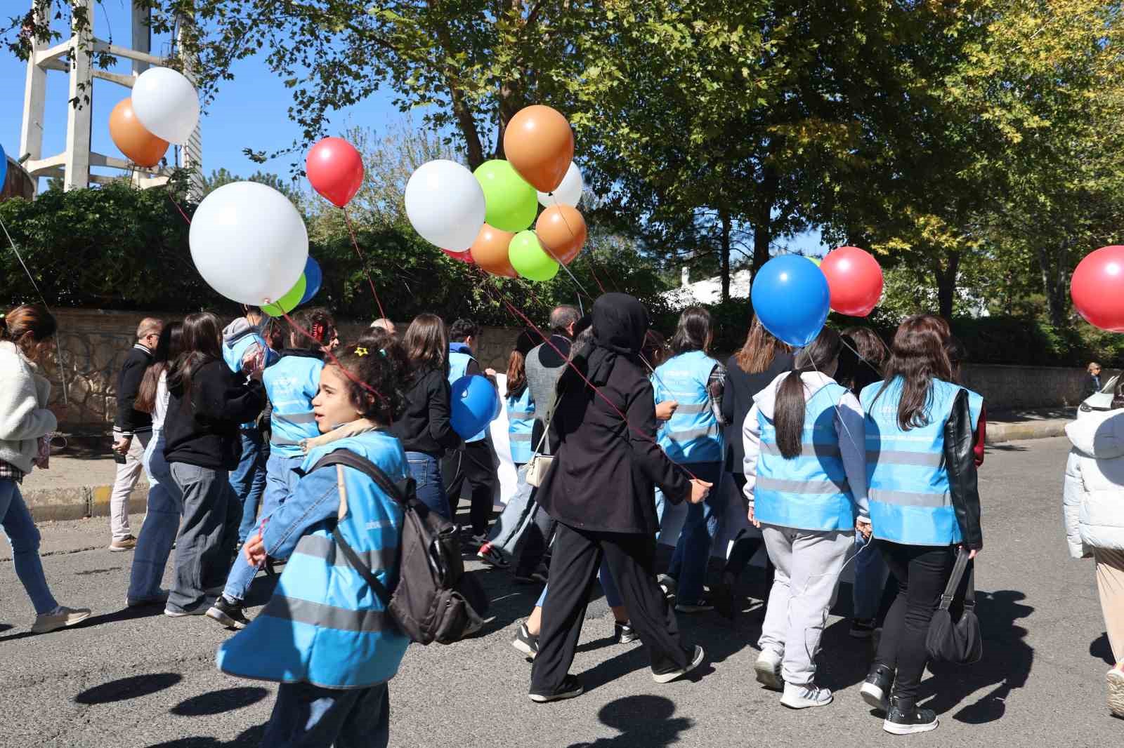 Diyarbakır’da 100 kız çocuğu farkındalık için yürüyüş yapıp gökyüzüne balon bıraktı
