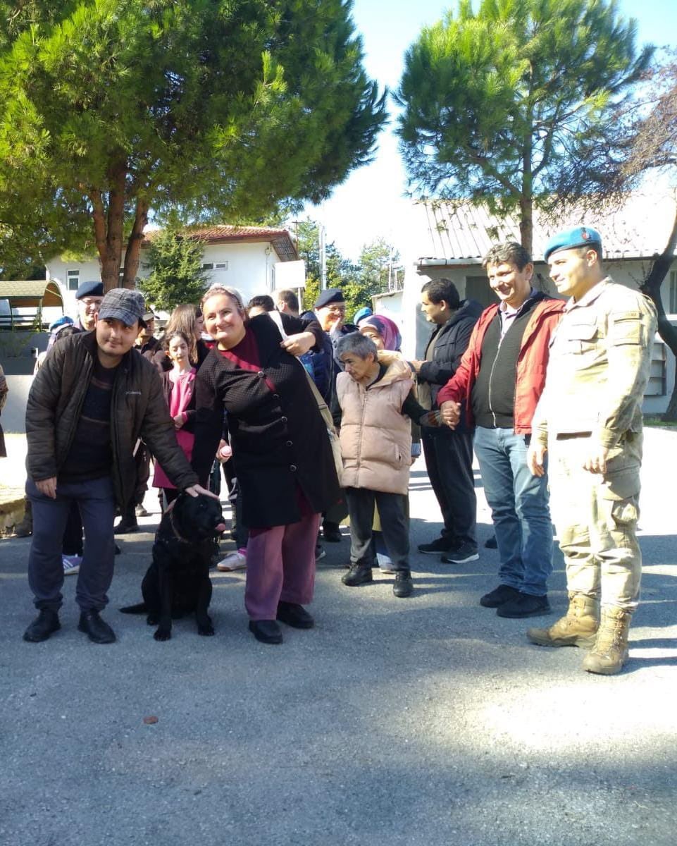 Öğrenciler jandarmayı ziyaret edip eğitimli köpeklerin gösterierini izledi
