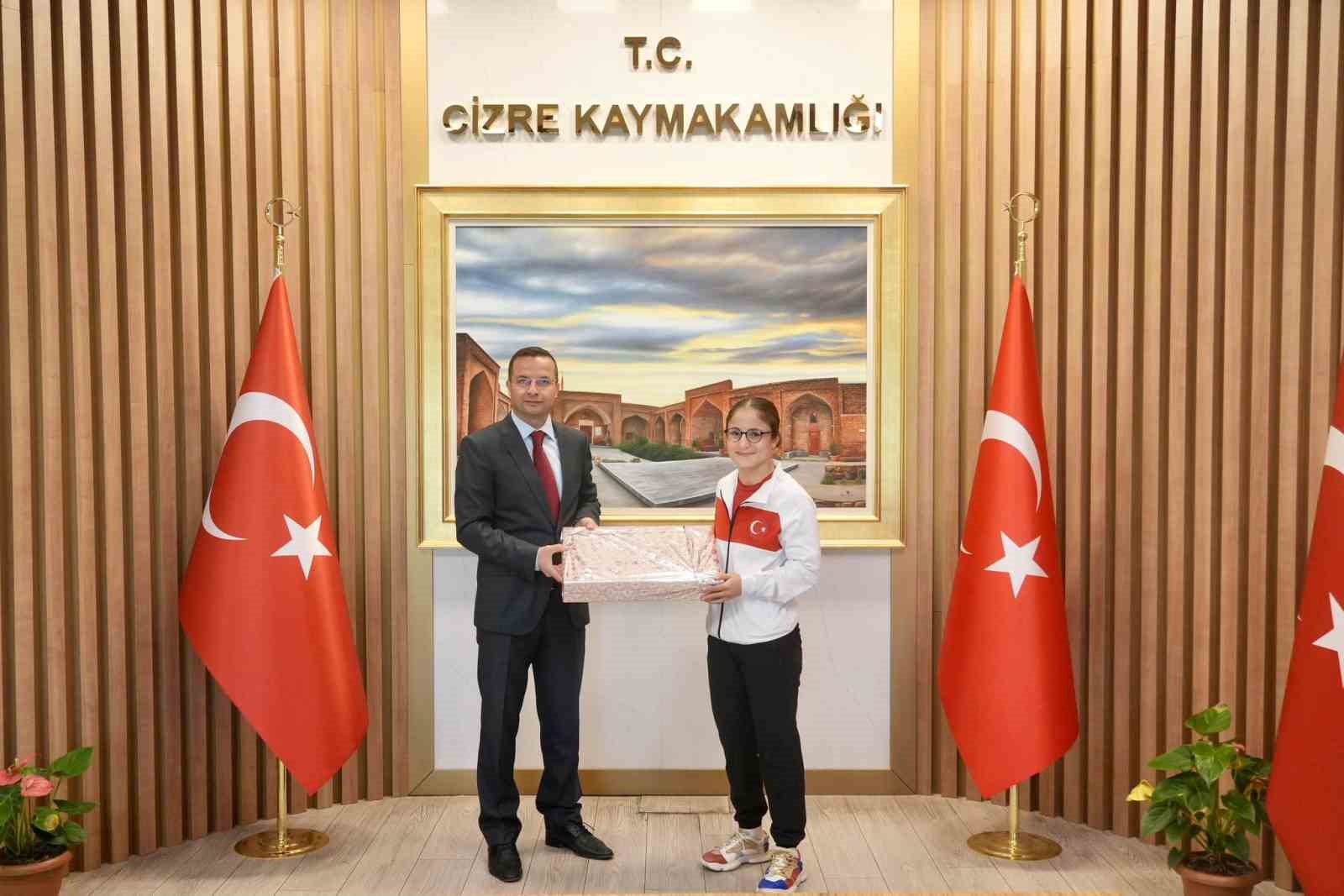 Kaymakam Baycar, Avrupa Şampiyonu milli sporcuyu ödüllendirdi
