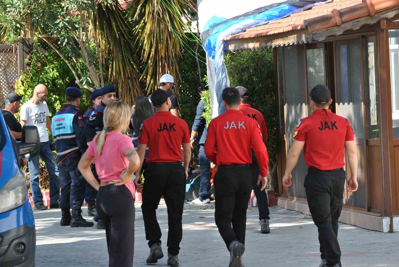 İsviçreli paraşütçü, karakol binasının çatısına düştü
