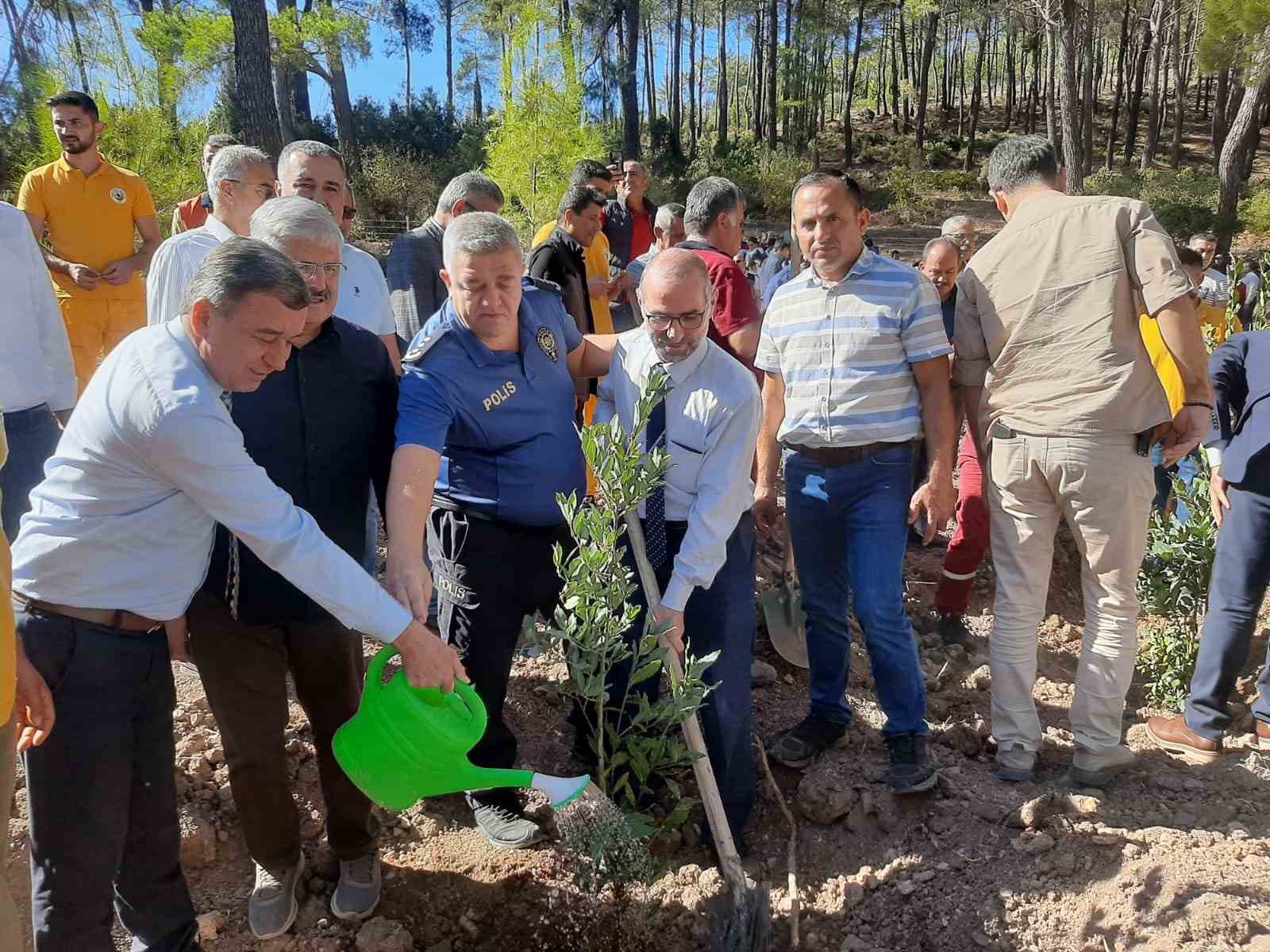 Kumluca’da Cumhuriyet’in 101. yılı anısına 450 fidan dikildi
