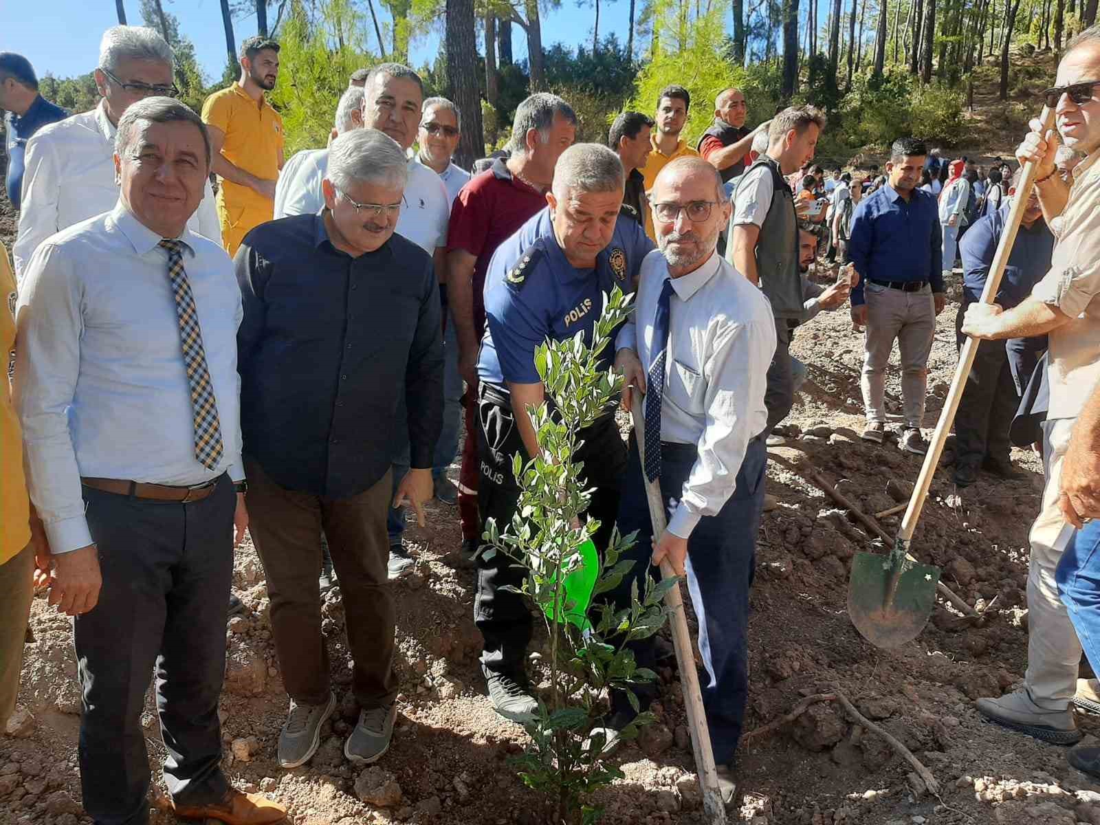 Kumluca’da Cumhuriyet’in 101. yılı anısına 450 fidan dikildi
