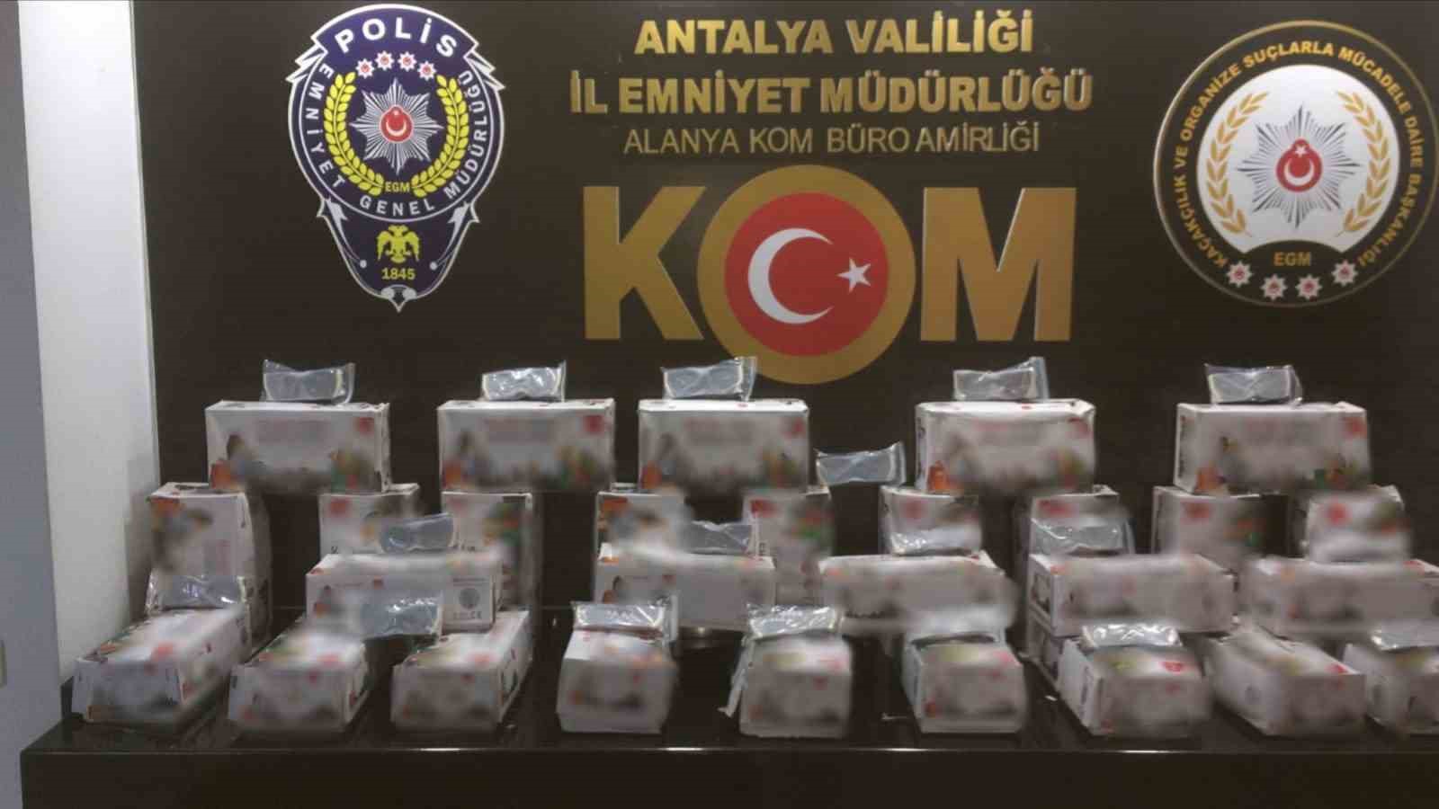 Antalya’da 4 ilçede kaçakçılık operasyonu: Binlerce güneş gözlüğü ele geçirildi
