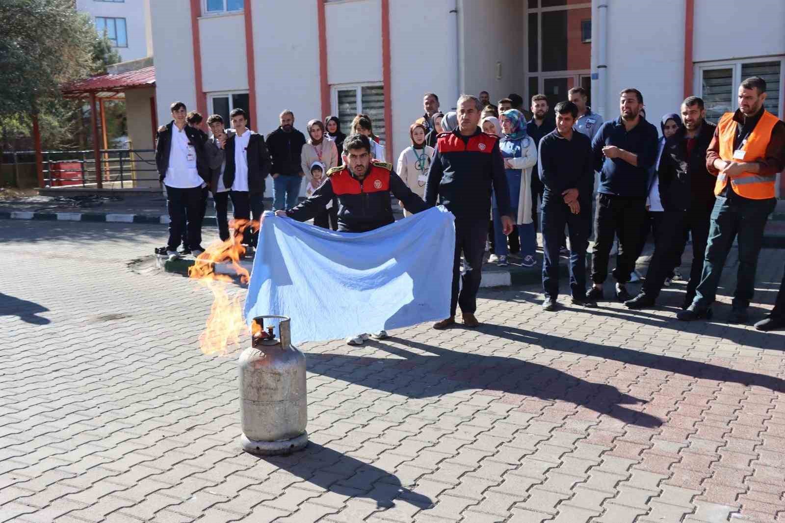 Bingöl’de hastane personeline yangın eğitimi
