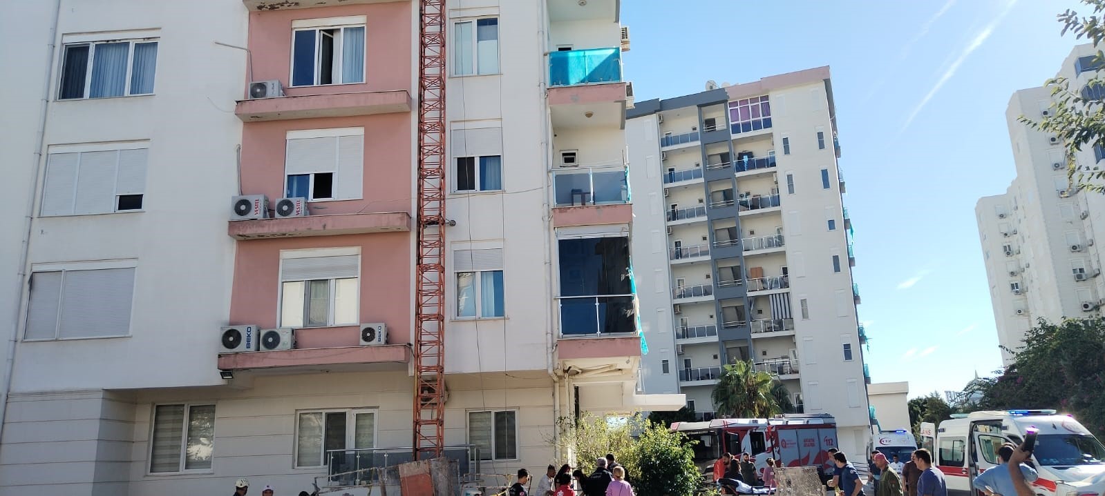 Antalya’da inşaat iskelesi çöktü: 2 işçi yaralandı
