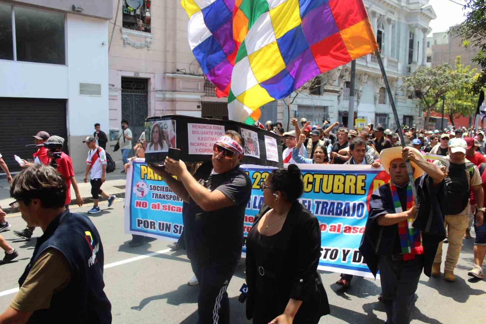 Peru’da şiddet olayları nedeniyle otobüs şoförleri 3’üncü kez greve gitti
