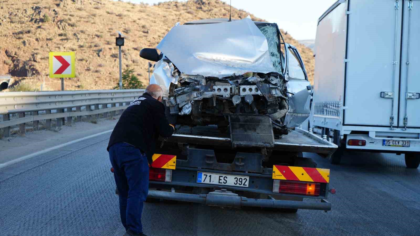 Bariyerlere çarpan otomobil hurdaya döndü, sürücü ağır yaralandı
