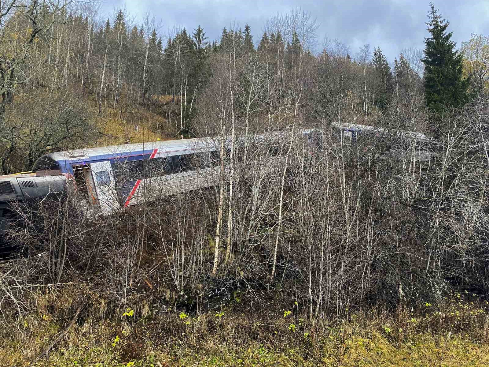 Norveç’te yolcu treni raydan çıktı: 1 ölü, 4 yaralı
