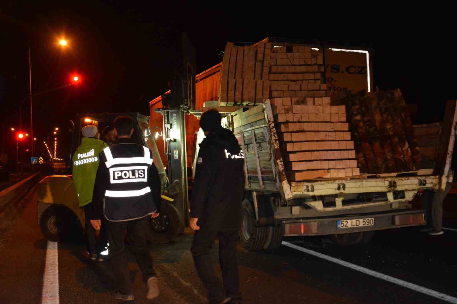 Ordu’da kereste yüklü kamyon tıra arkadan çarptı: 1 yaralı
