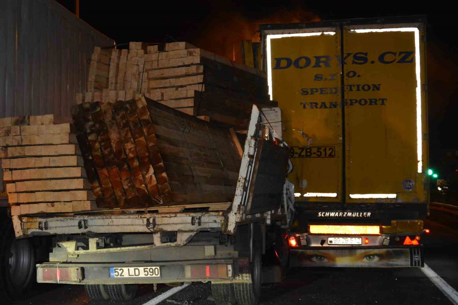 Ordu’da kereste yüklü kamyon tıra arkadan çarptı: 1 yaralı
