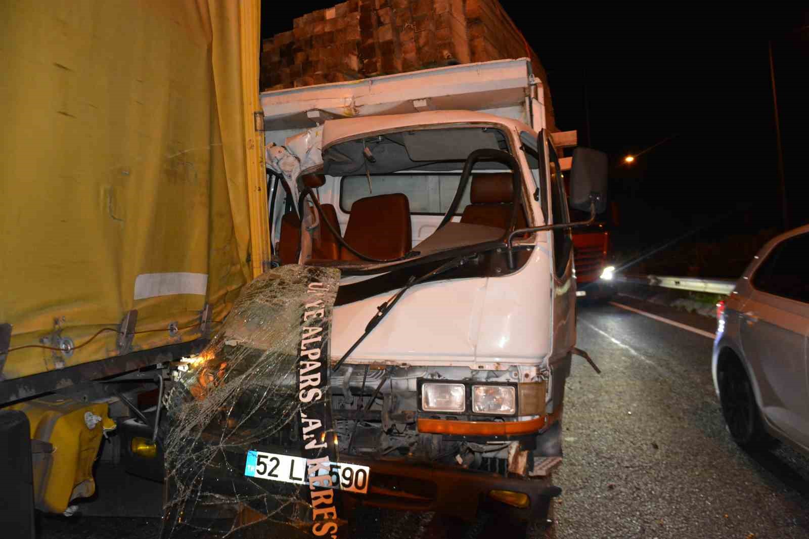 Ordu’da kereste yüklü kamyon tıra arkadan çarptı: 1 yaralı
