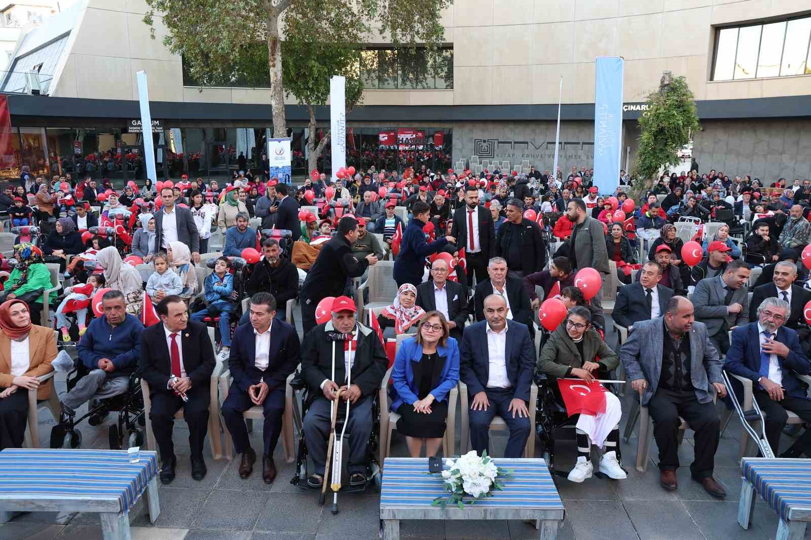 Gaziantep’te down sendromlu bireyler TUSAŞ şehitlerini andı, duygu dolu anlar yaşandı
