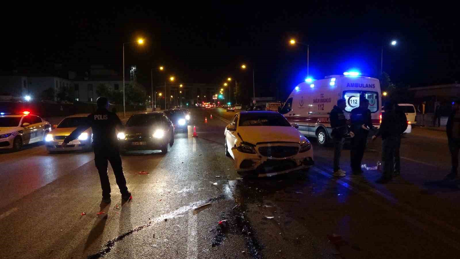 Malatya’da 3 aracın karıştığı kazada ortalık savaş alanına döndü: 4 yaralı
