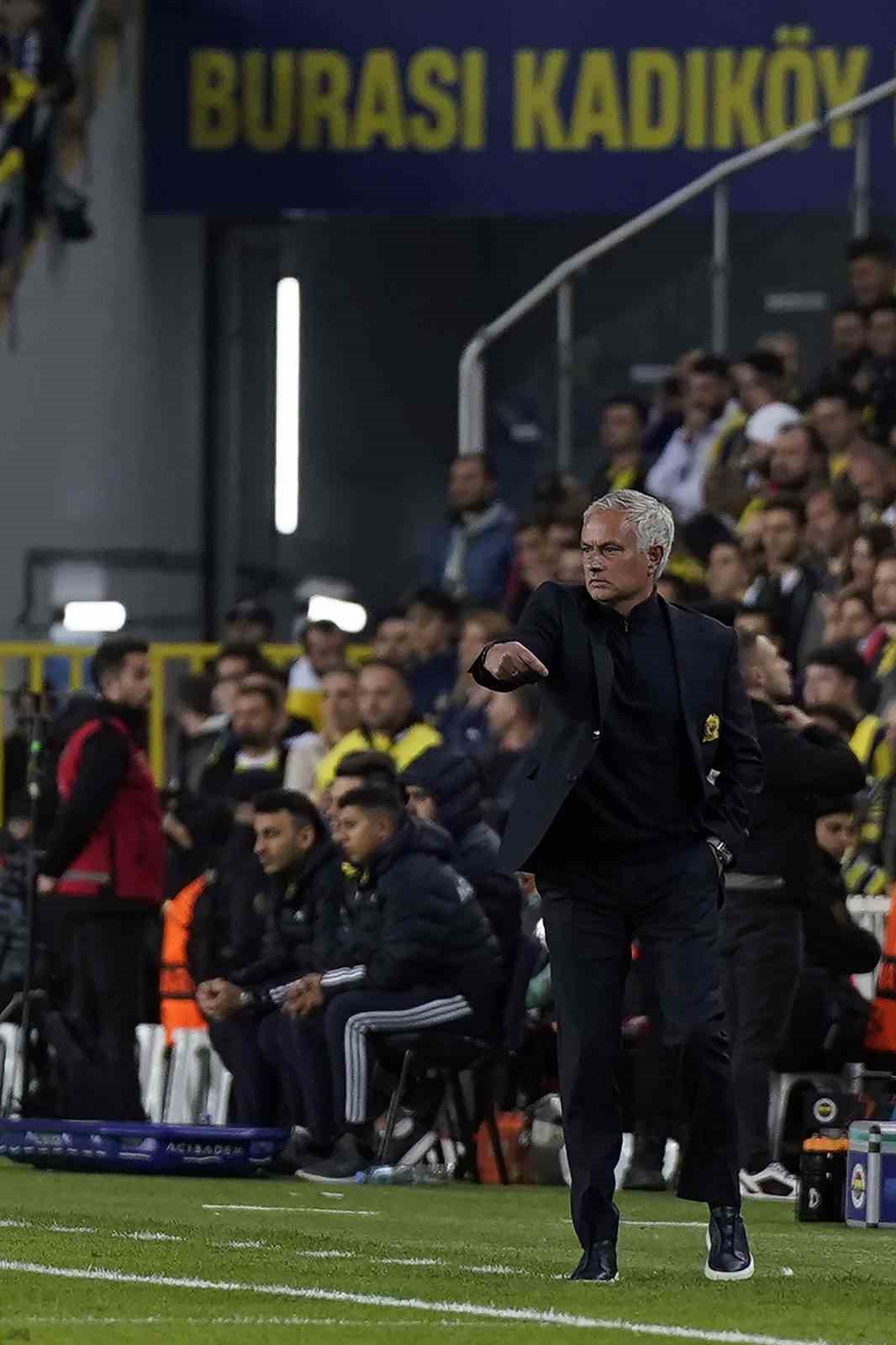 UEFA Avrupa Ligi: Fenerbahçe: 0 - Manchester United: 0 (Maç devam ediyor)
