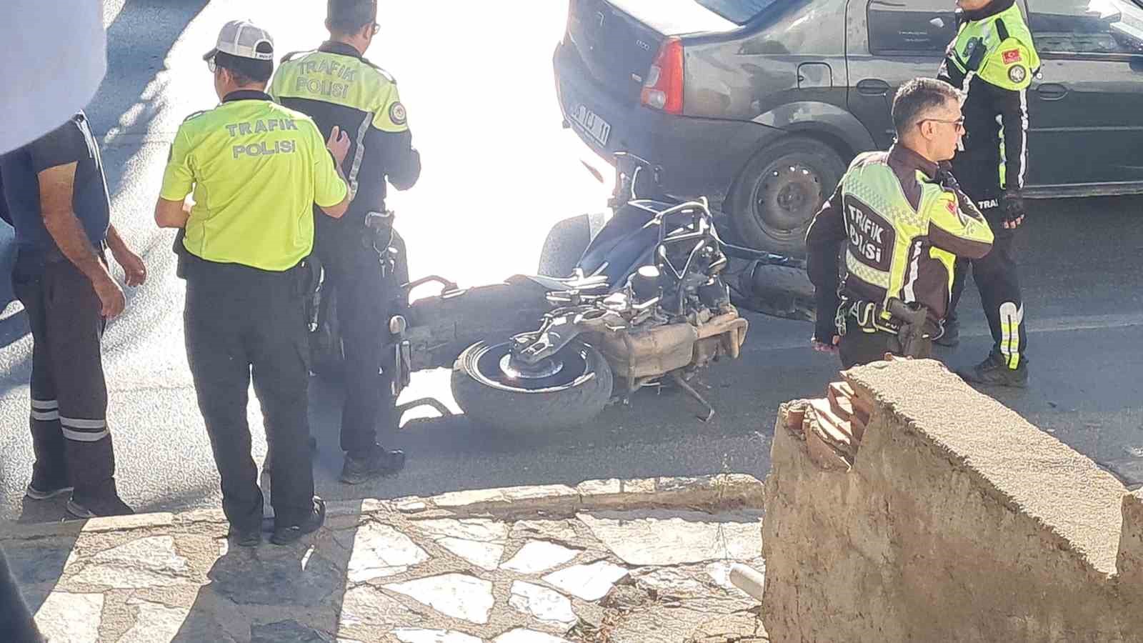 Çılgına dönen kadın, polisin motosikletini tekmeleyip devirdi
