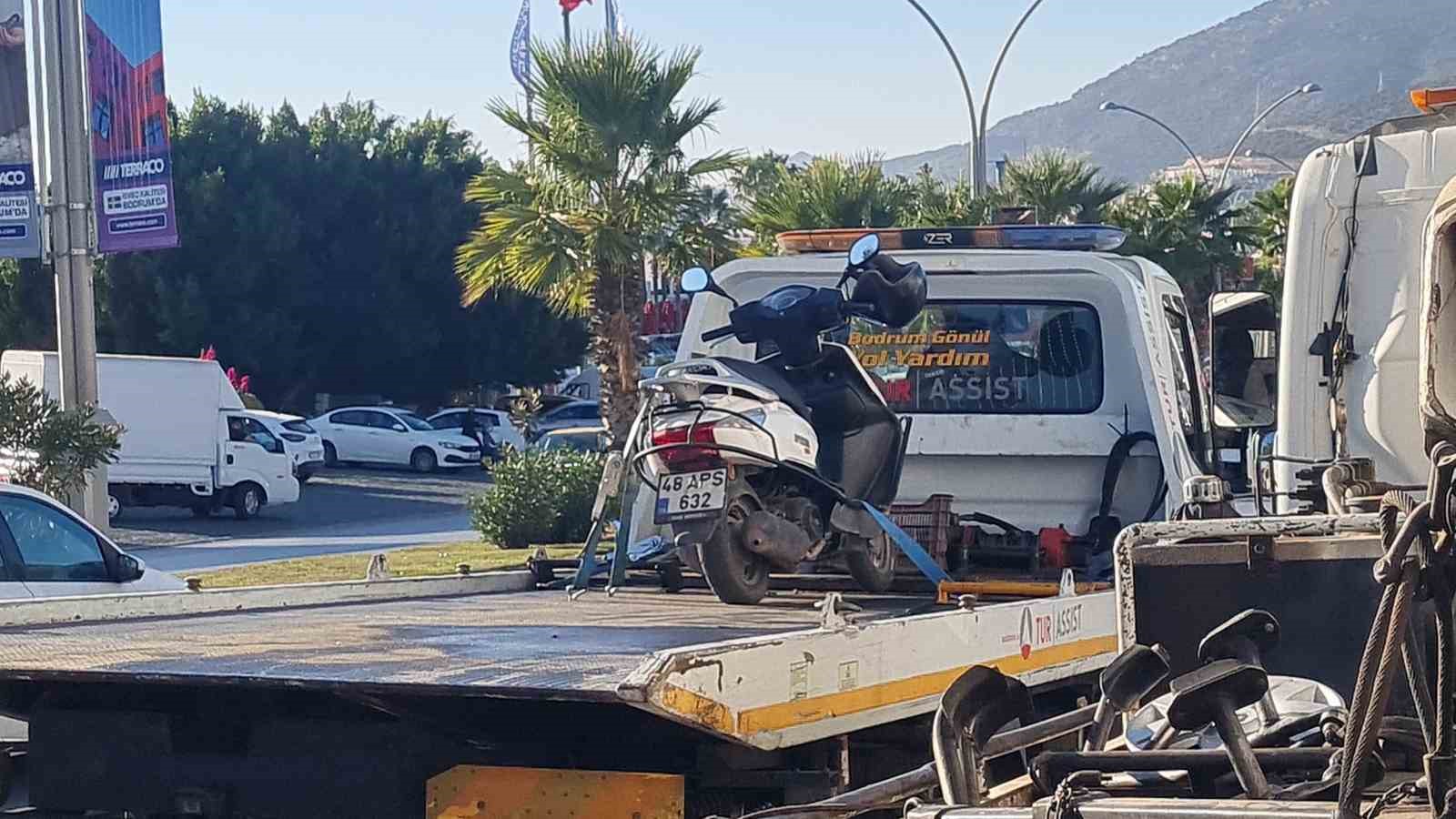 Çılgına dönen kadın, polisin motosikletini tekmeleyip devirdi
