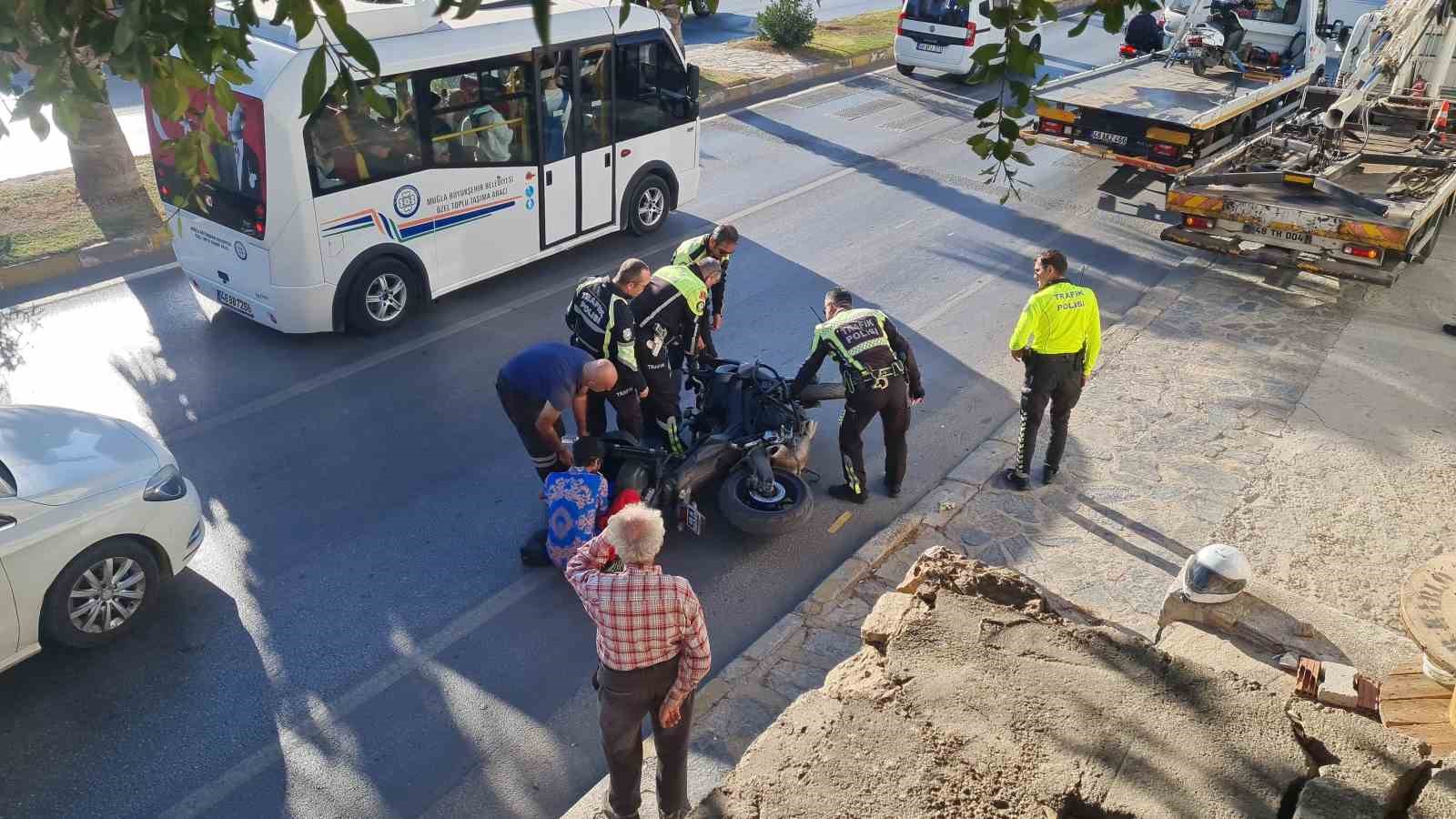 Çılgına dönen kadın, polisin motosikletini tekmeleyip devirdi
