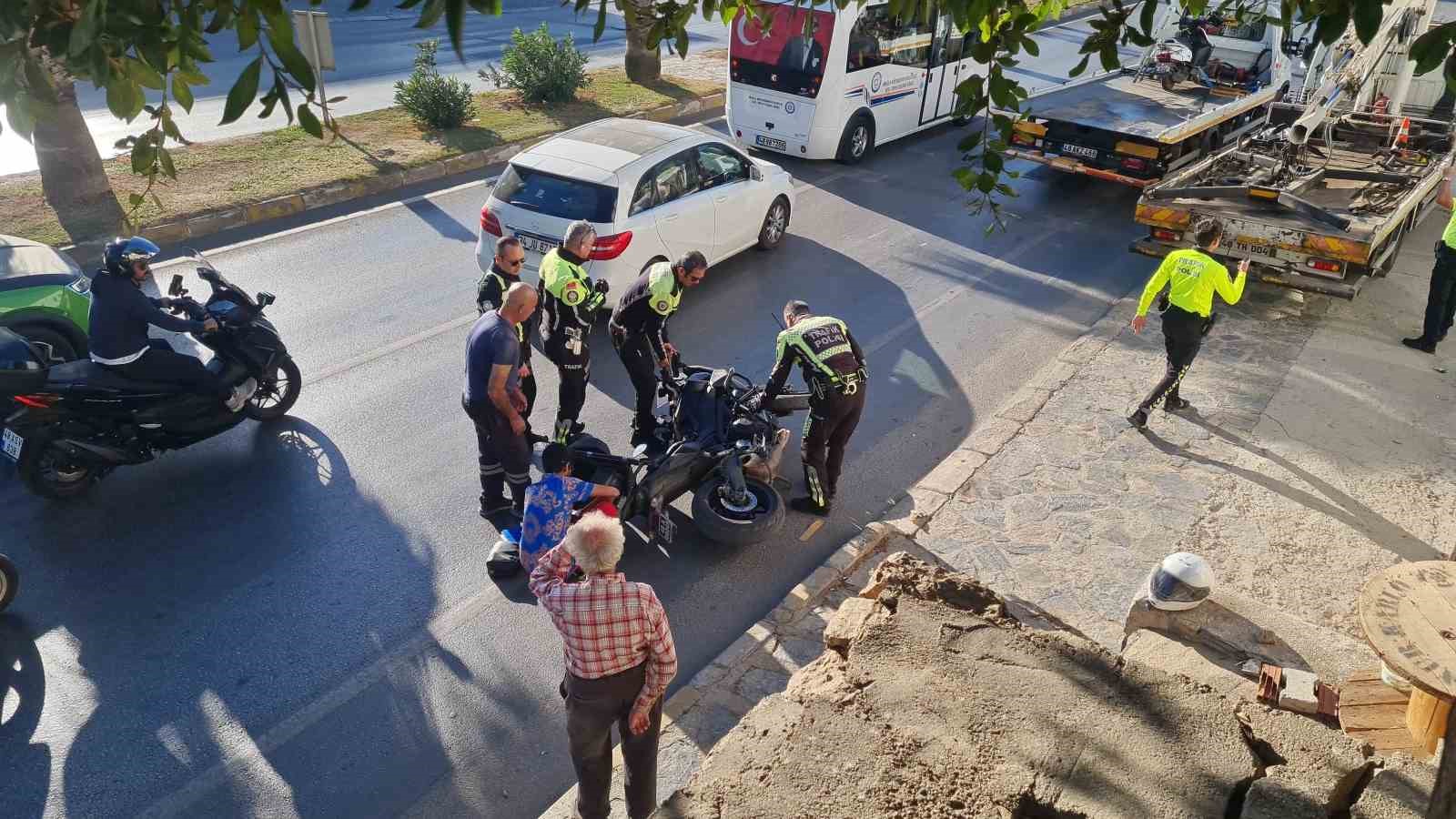 Çılgına dönen kadın, polisin motosikletini tekmeleyip devirdi
