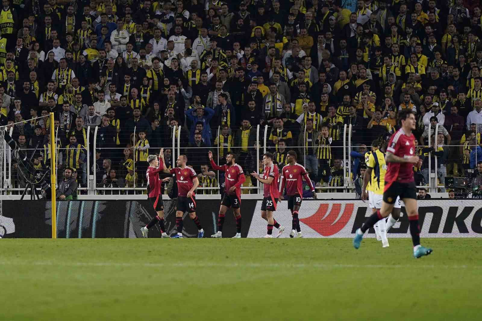 UEFA Avrupa Ligi: Fenerbahçe: 0 - Manchester United: 1 (İlk yarı)
