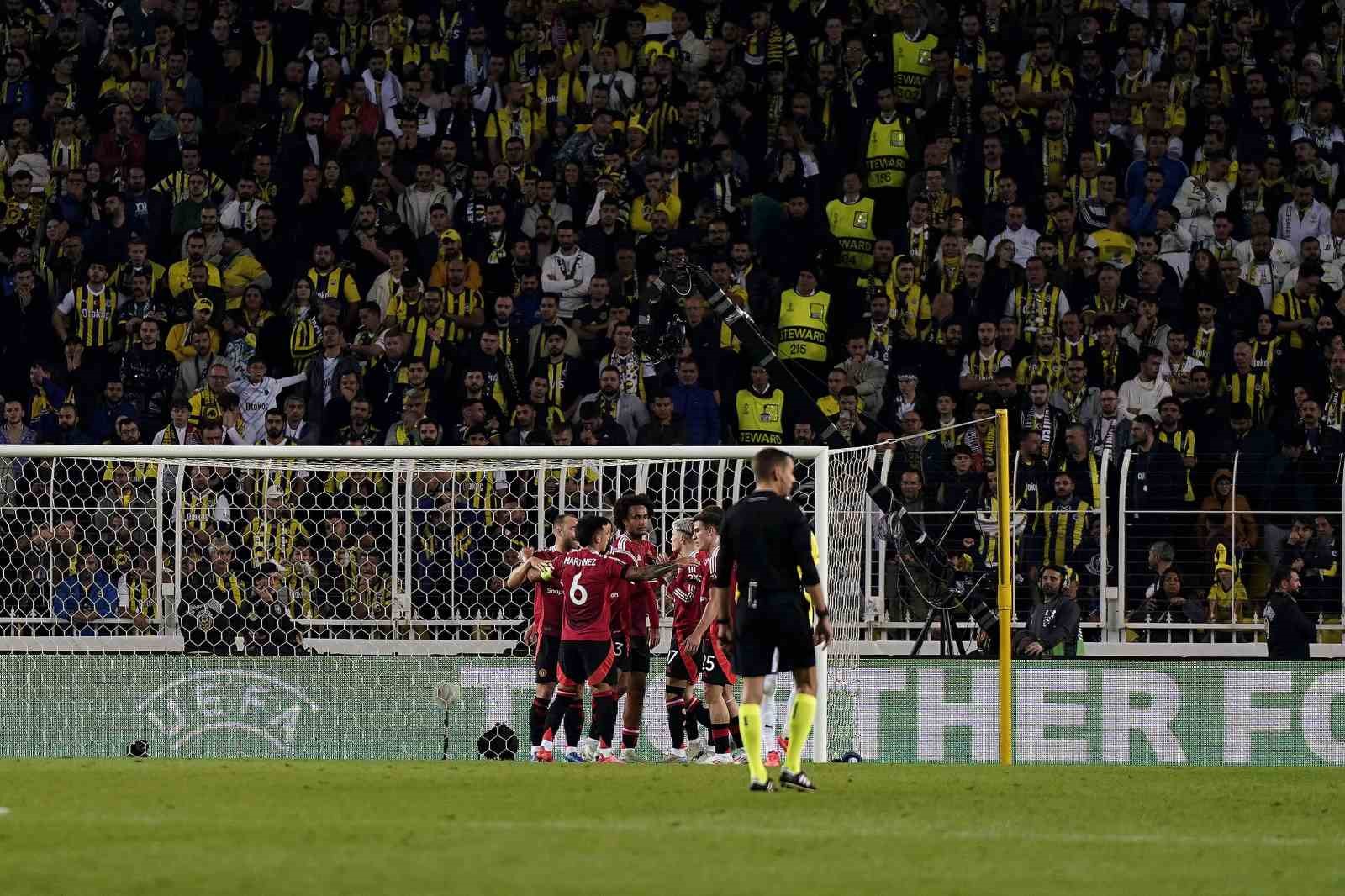 UEFA Avrupa Ligi: Fenerbahçe: 0 - Manchester United: 1 (İlk yarı)
