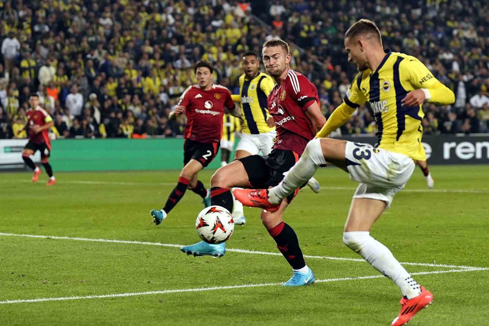 UEFA Avrupa Ligi: Fenerbahçe: 0 - Manchester United: 1 (İlk yarı)
