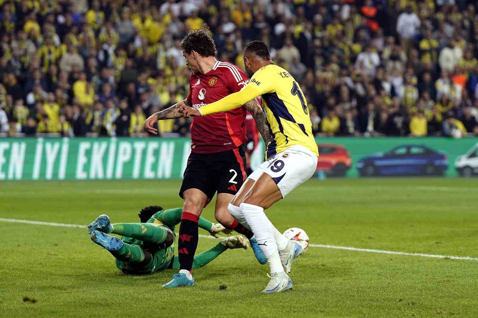 UEFA Avrupa Ligi: Fenerbahçe: 0 - Manchester United: 1 (İlk yarı)
